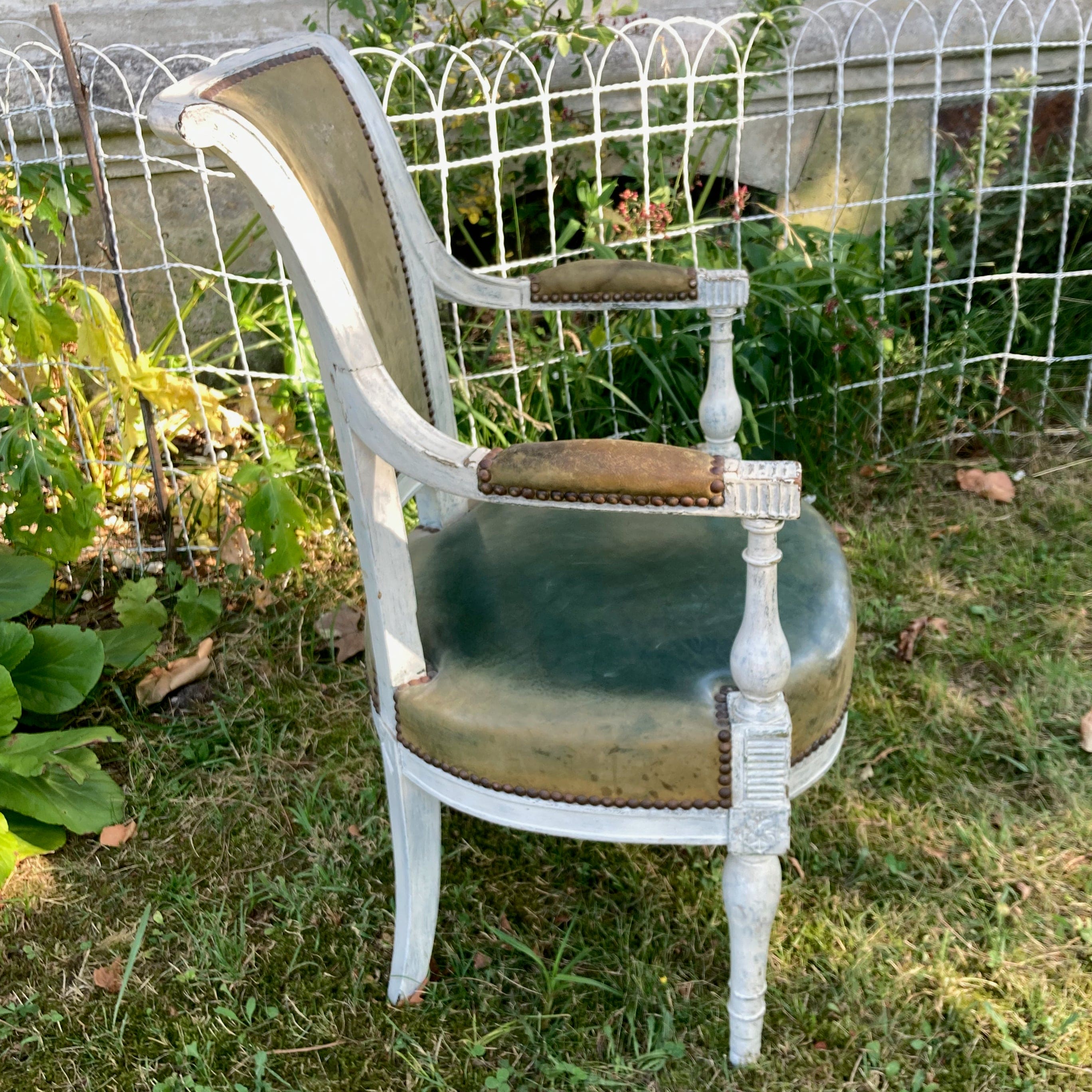 ancien fauteuil en bois laqué blanc et garniture de cuir verte d' époque Directoire