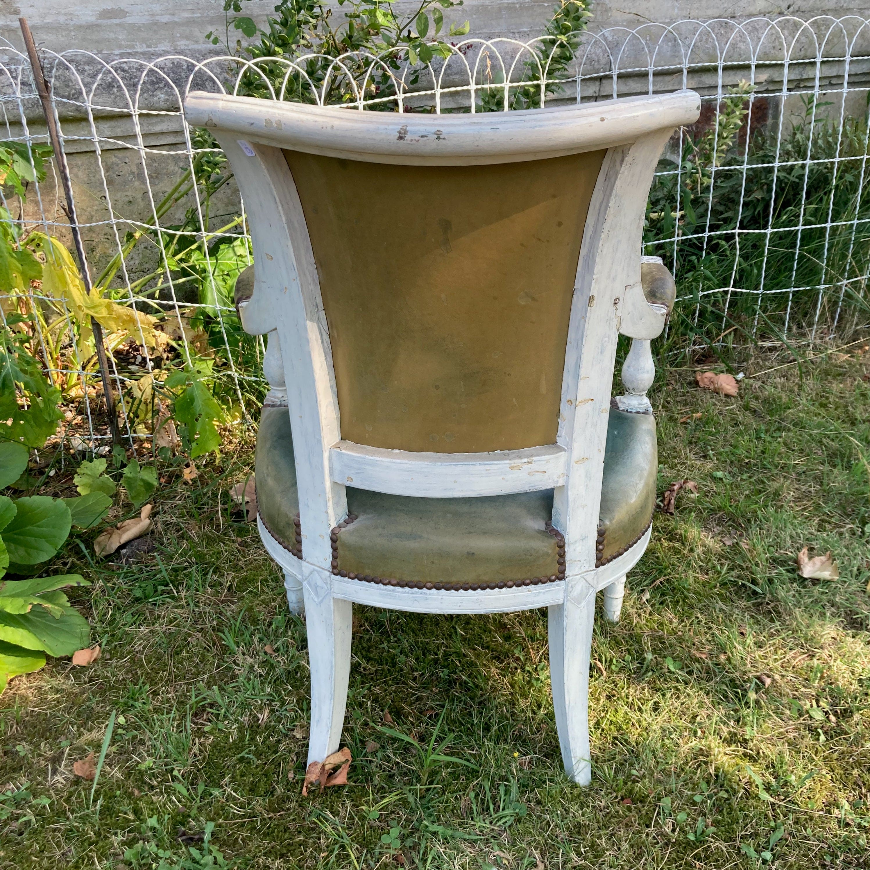 ancien fauteuil en bois laqué blanc et garniture de cuir verte d' époque Directoire