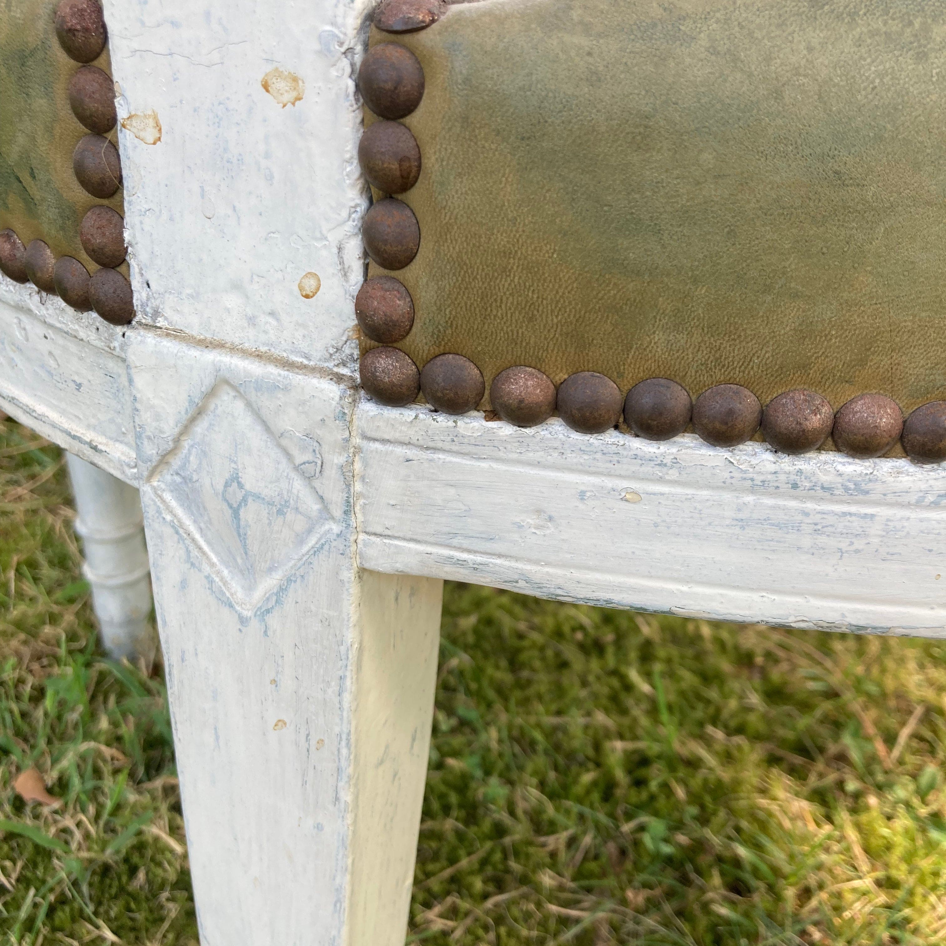 ancien fauteuil en bois laqué blanc et garniture de cuir verte d' époque Directoire