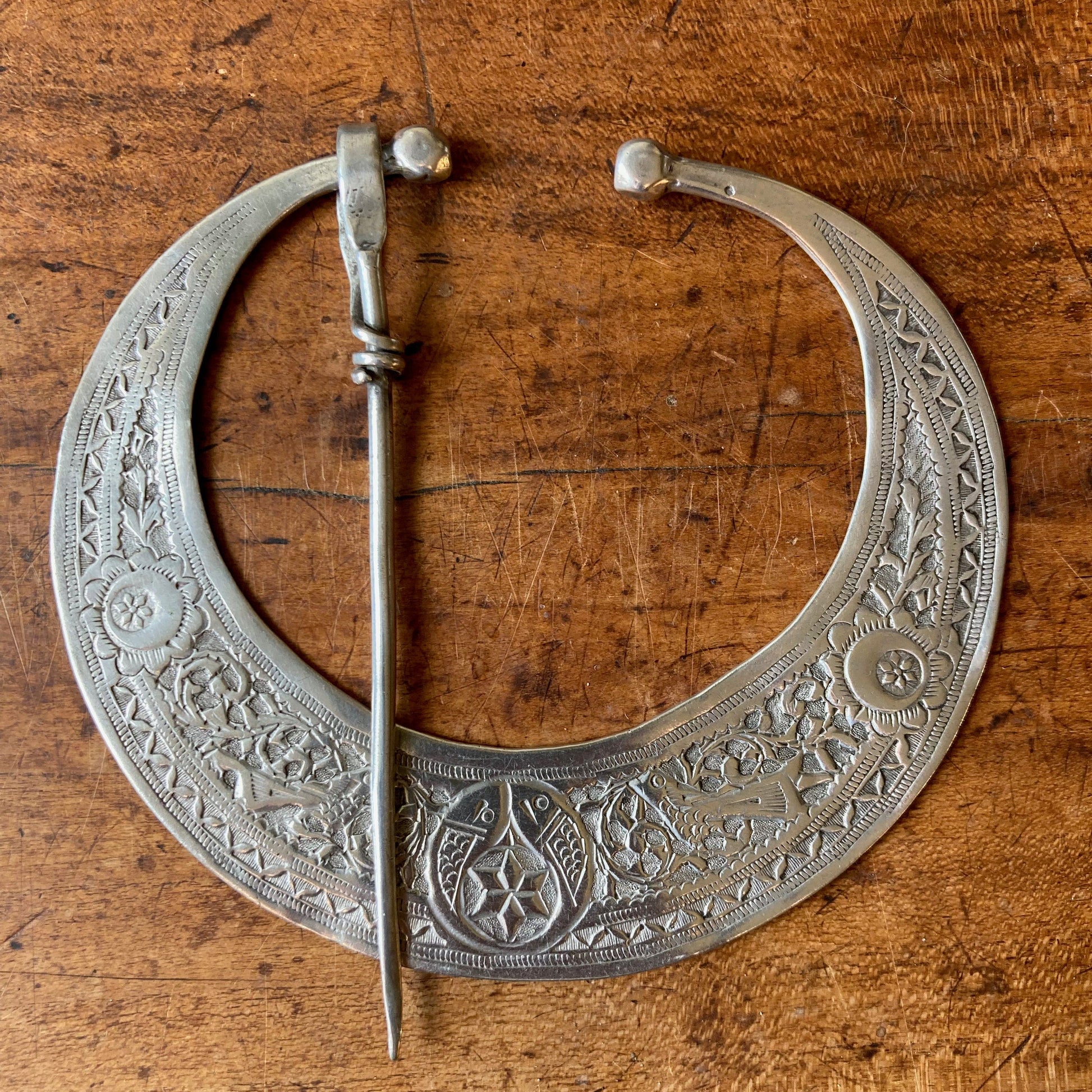 paire de fibules anciennes en argent ciselé