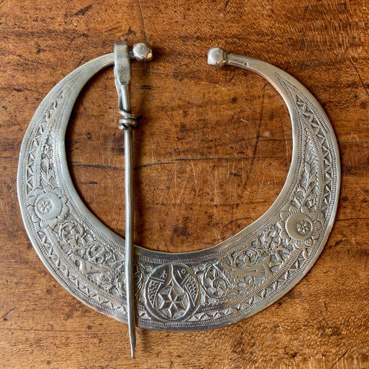 paire de fibules anciennes en argent ciselé