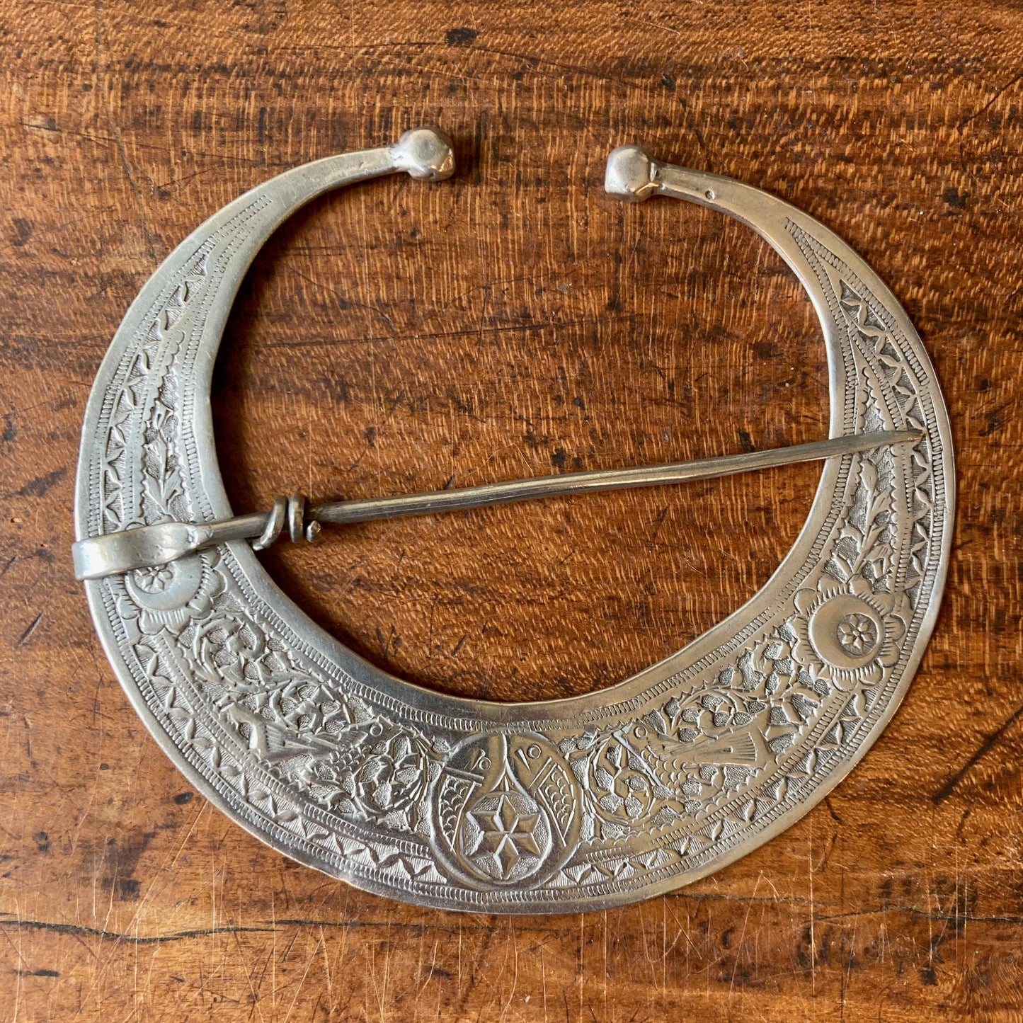 paire de fibules anciennes en argent ciselé