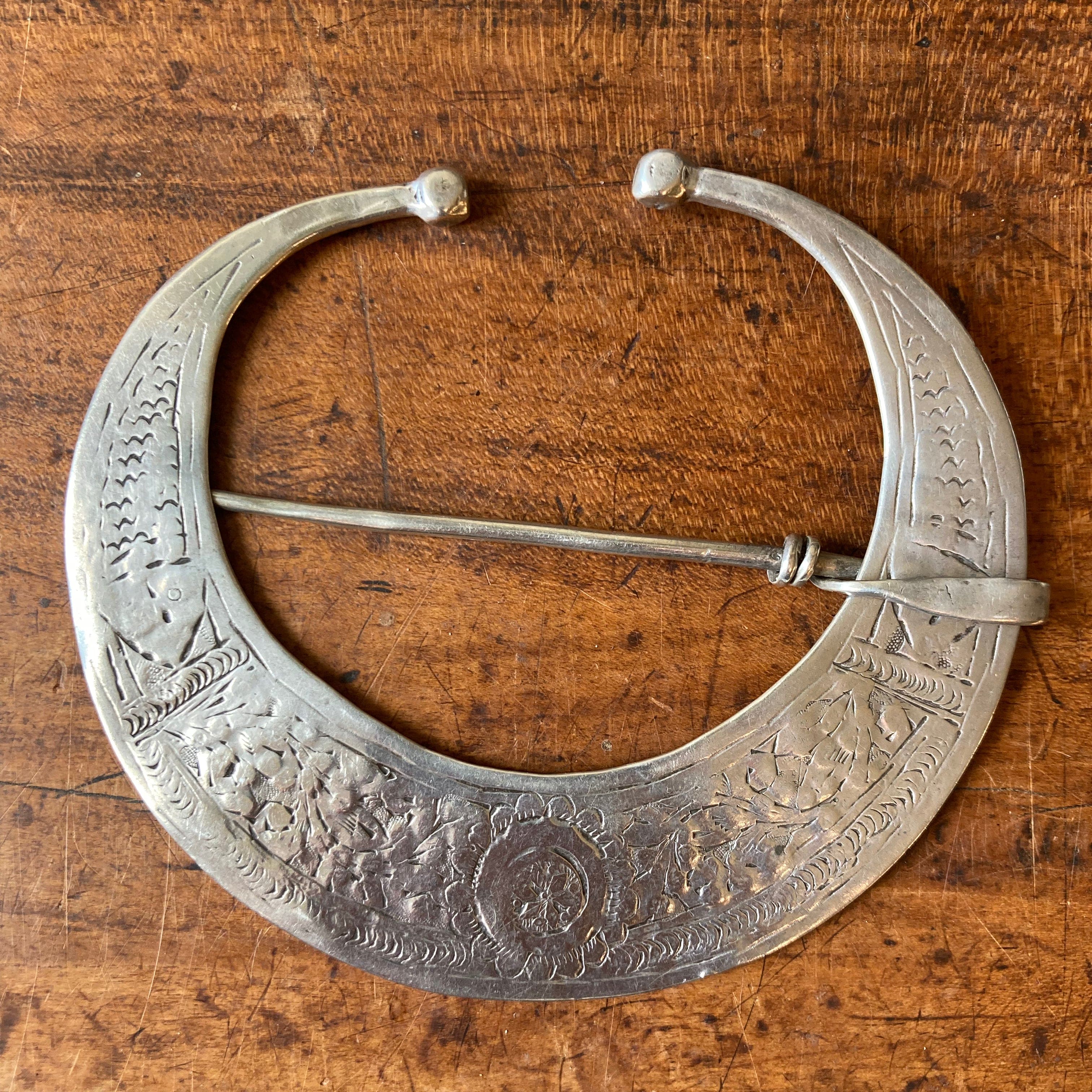 paire de fibules anciennes en argent ciselé