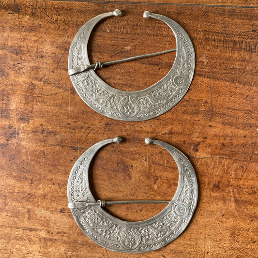 paire de fibules anciennes en argent ciselé