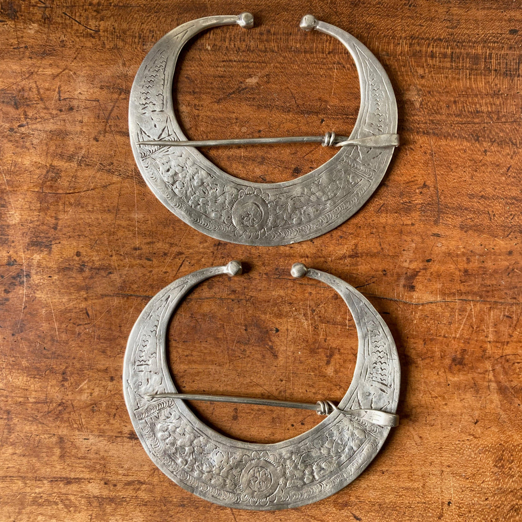 paire de fibules anciennes en argent ciselé