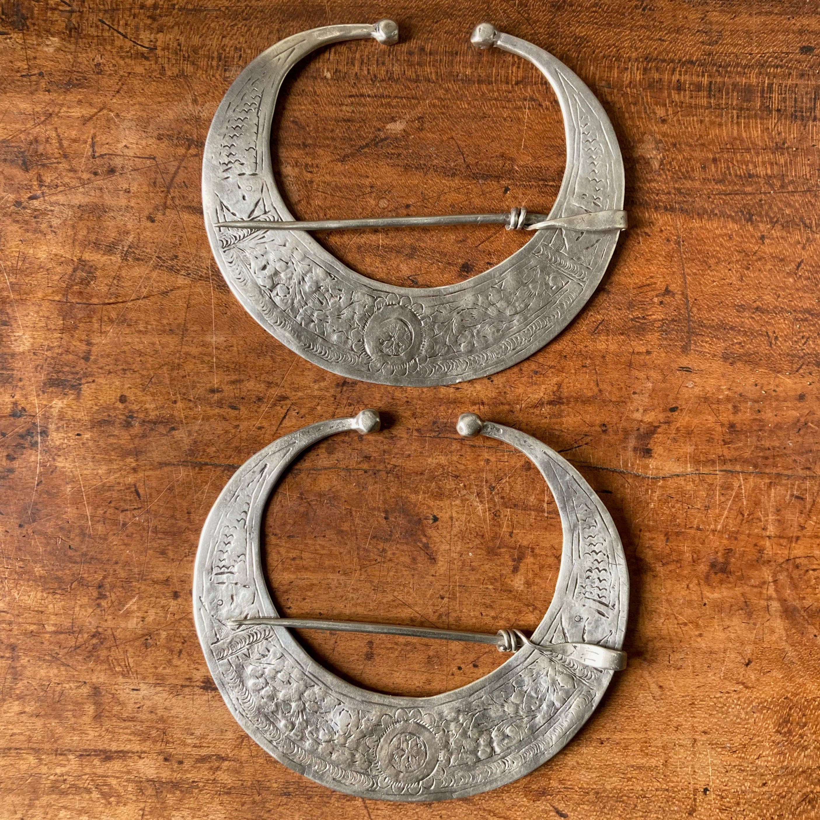 paire de fibules anciennes en argent ciselé