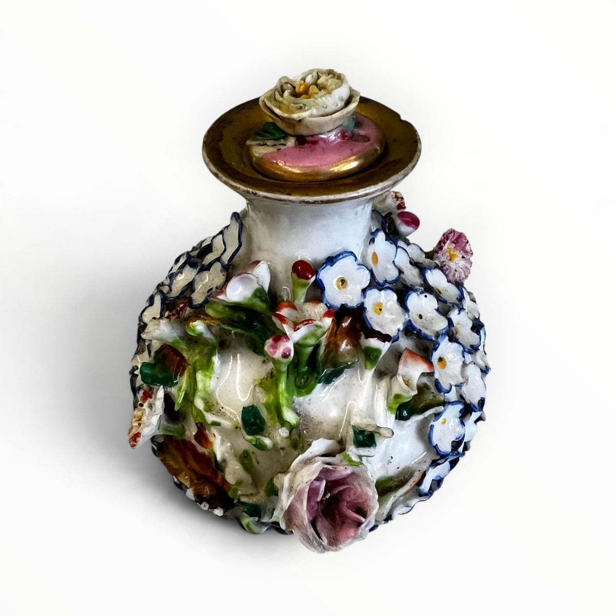 Détail du décor floral sculpté avec manques sur flacon de toilette Jacob Petit