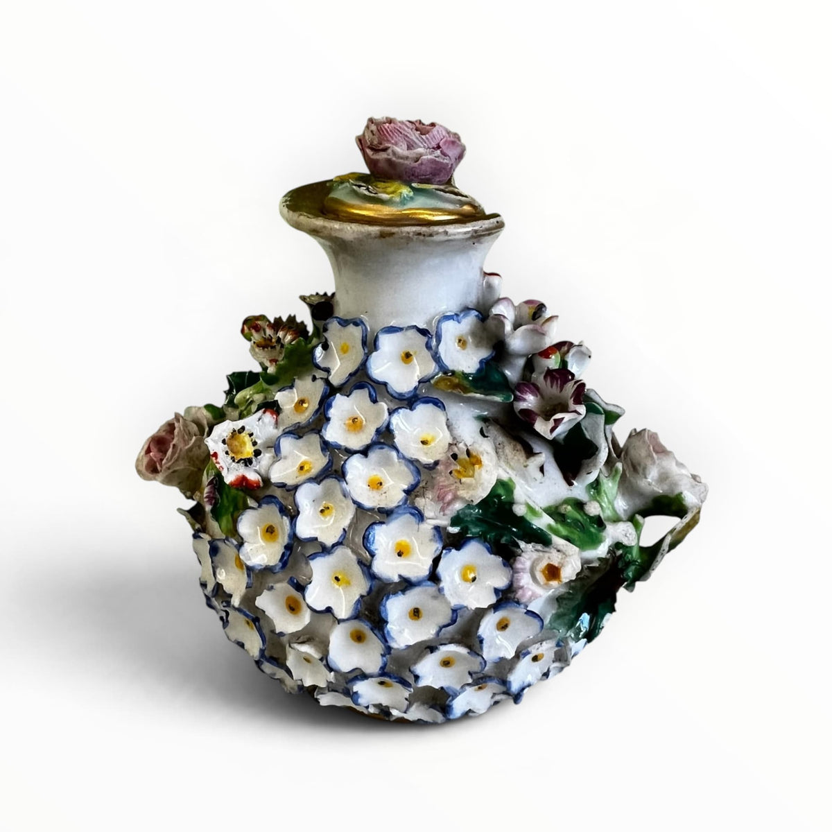 Détail du décor floral sculpté avec manques sur flacon de toilette Jacob Petit