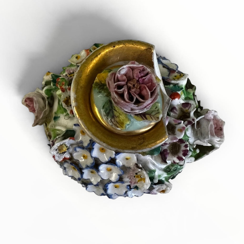 Détail du décor floral sculpté avec manques sur flacon de toilette Jacob Petit