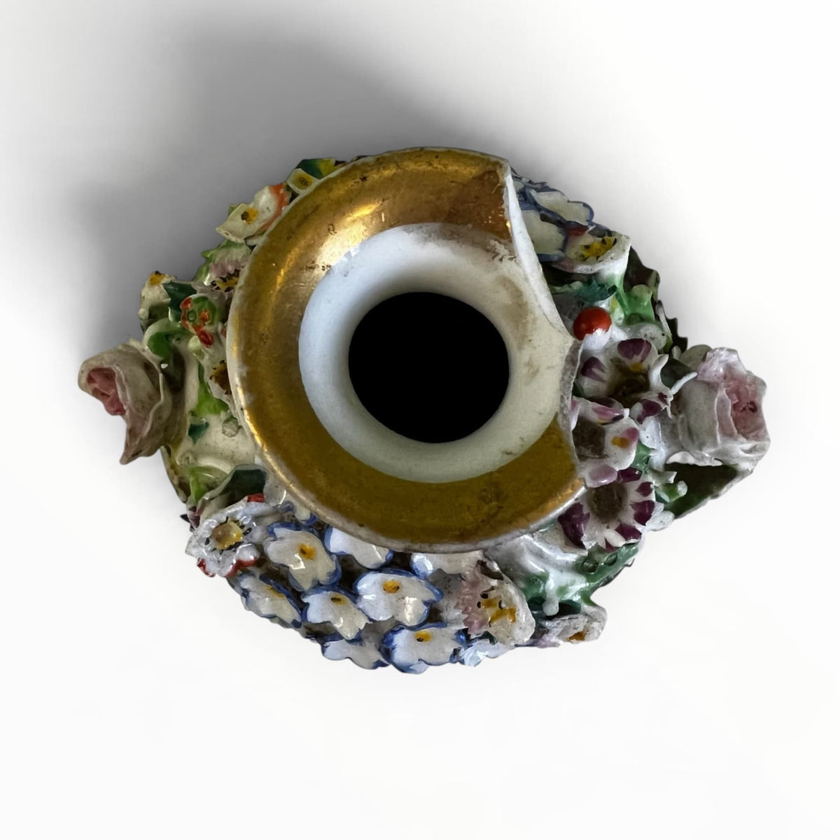 Détail du décor floral sculpté avec manques sur flacon de toilette Jacob Petit
