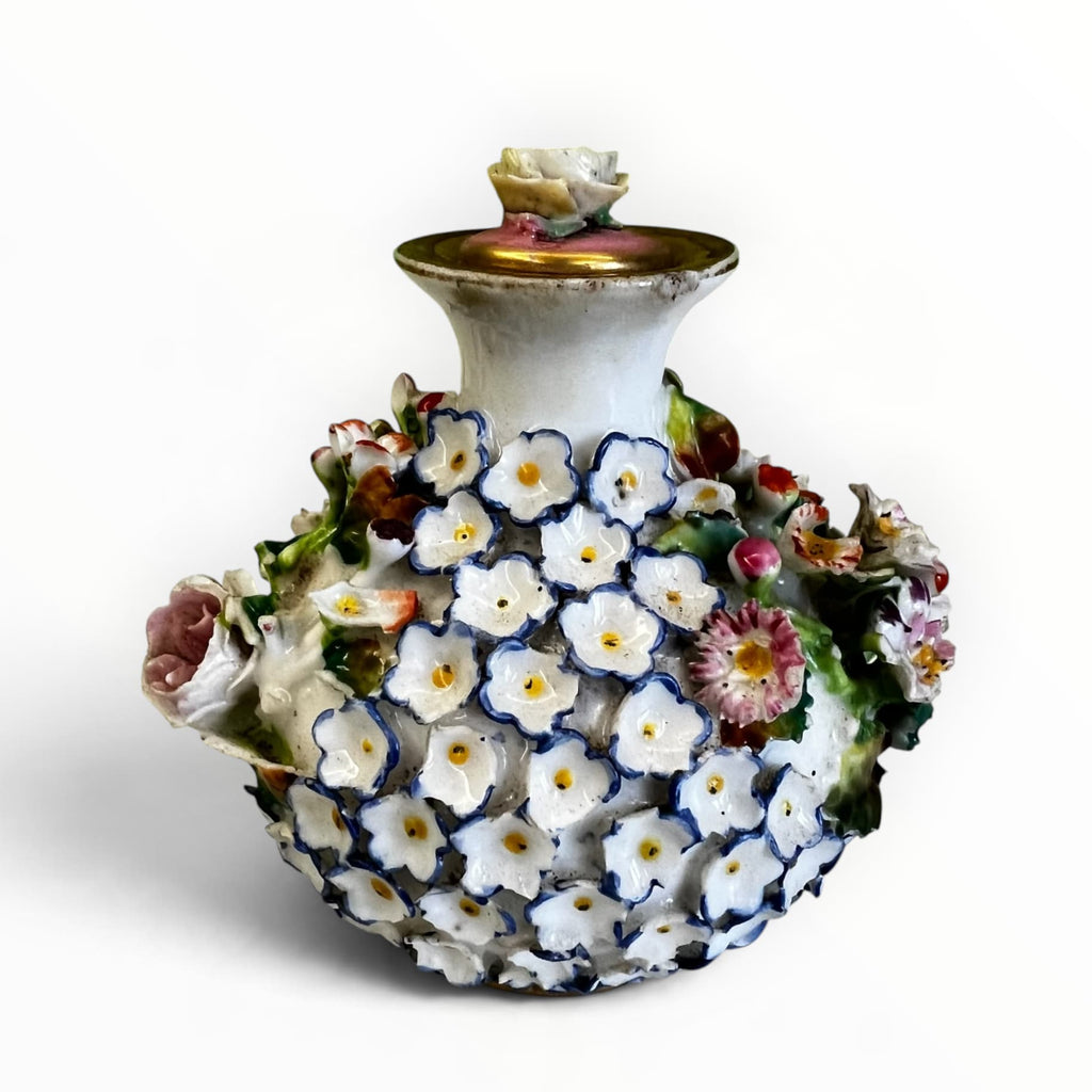 Détail du décor floral sculpté avec manques sur flacon de toilette Jacob Petit