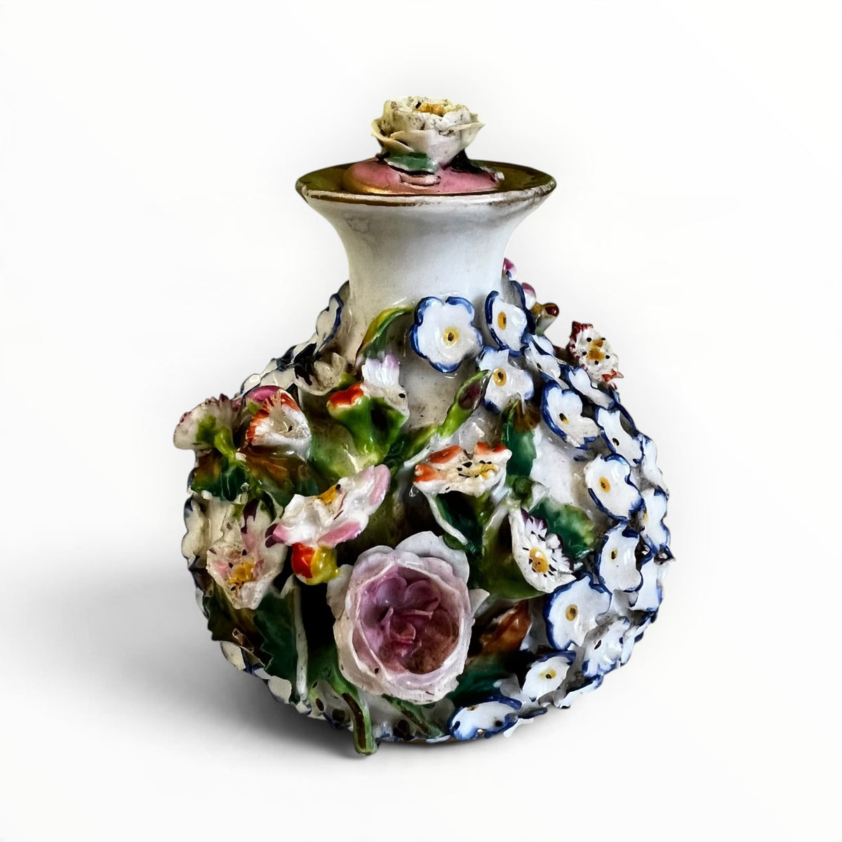 Détail du décor floral sculpté avec manques sur flacon de toilette Jacob Petit