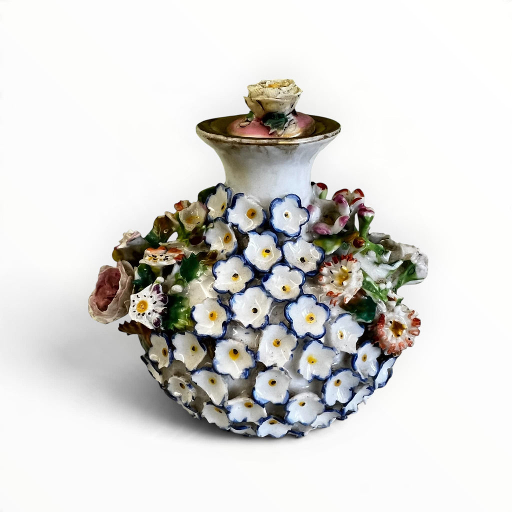 Détail du décor floral sculpté avec manques sur flacon de toilette Jacob Petit