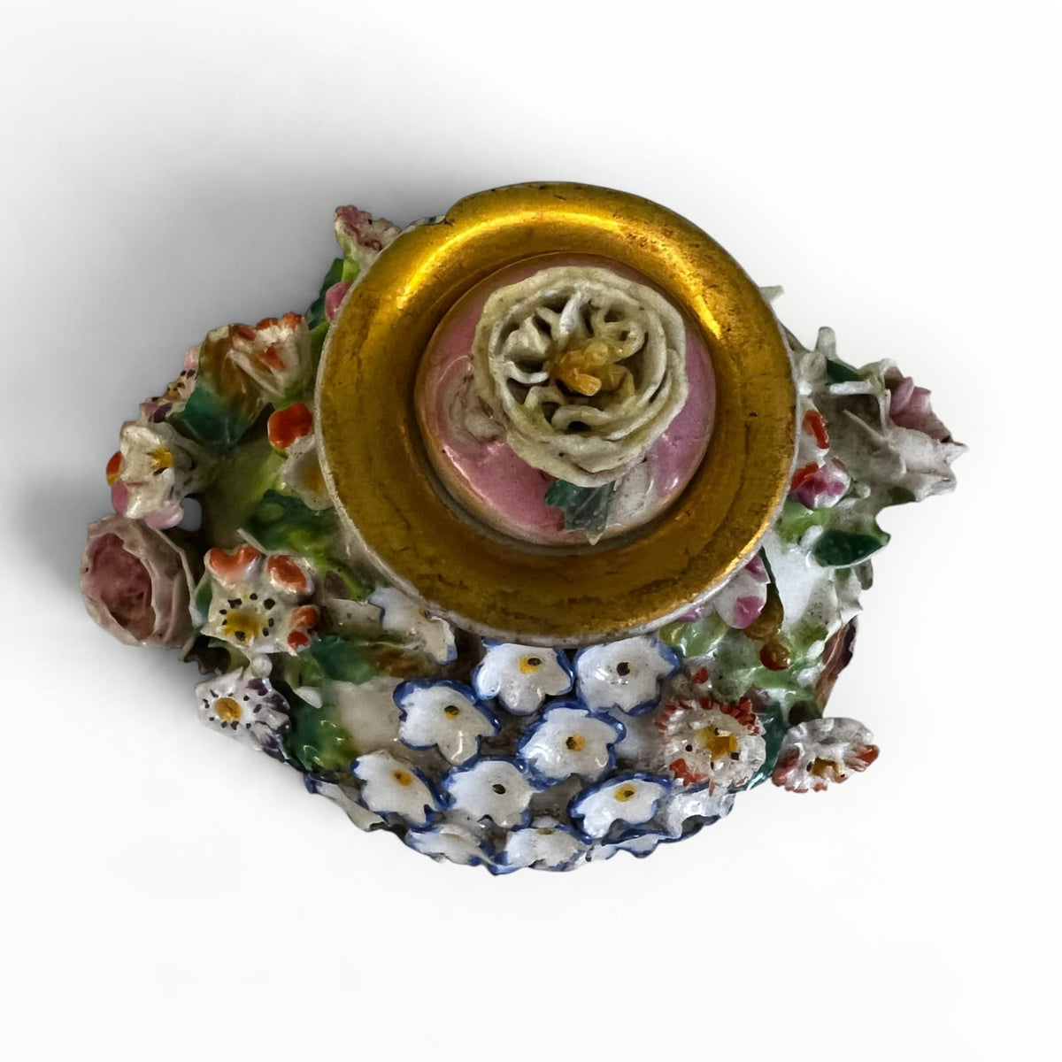 Détail du décor floral sculpté avec manques sur flacon de toilette Jacob Petit