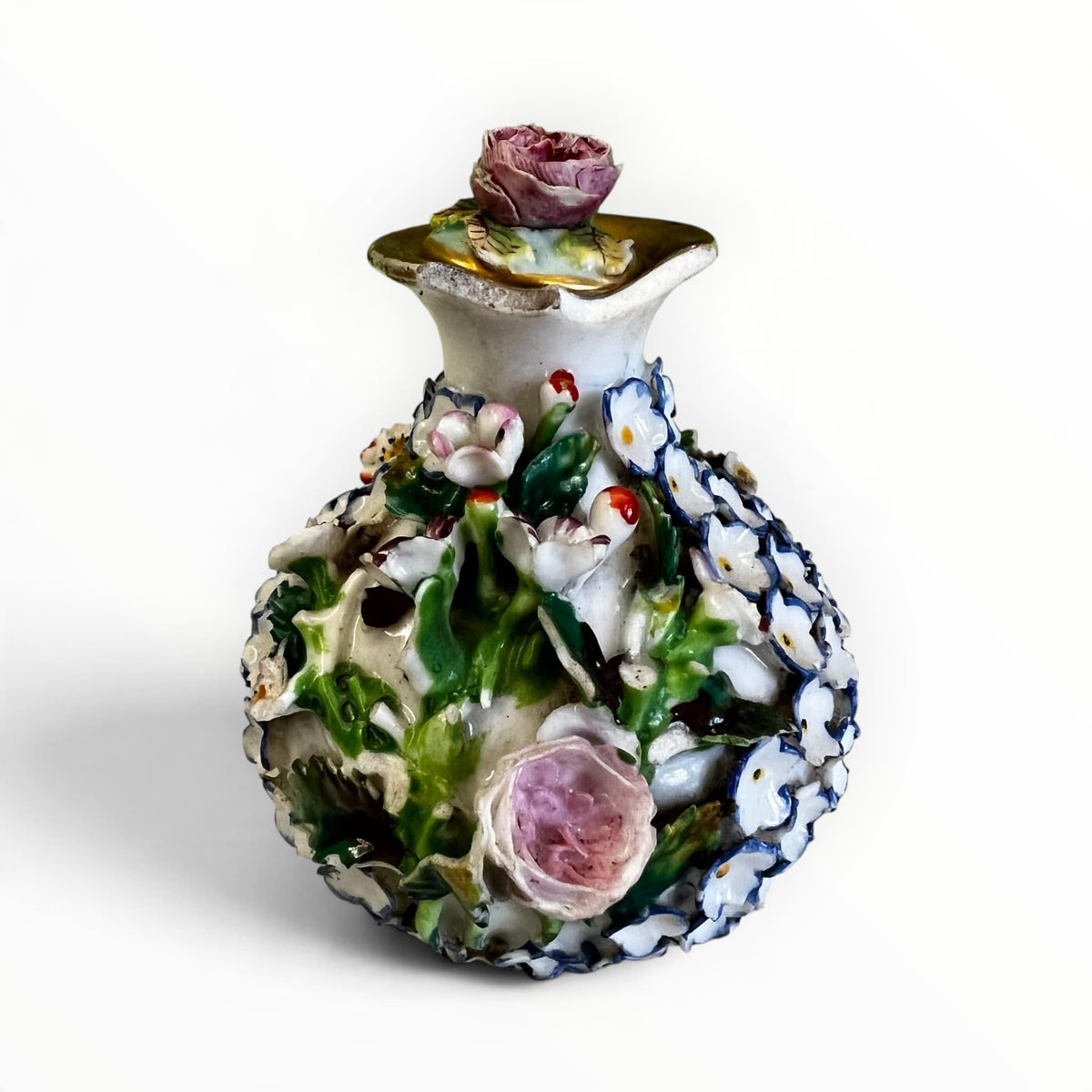 Détail du décor floral sculpté avec manques sur flacon de toilette Jacob Petit