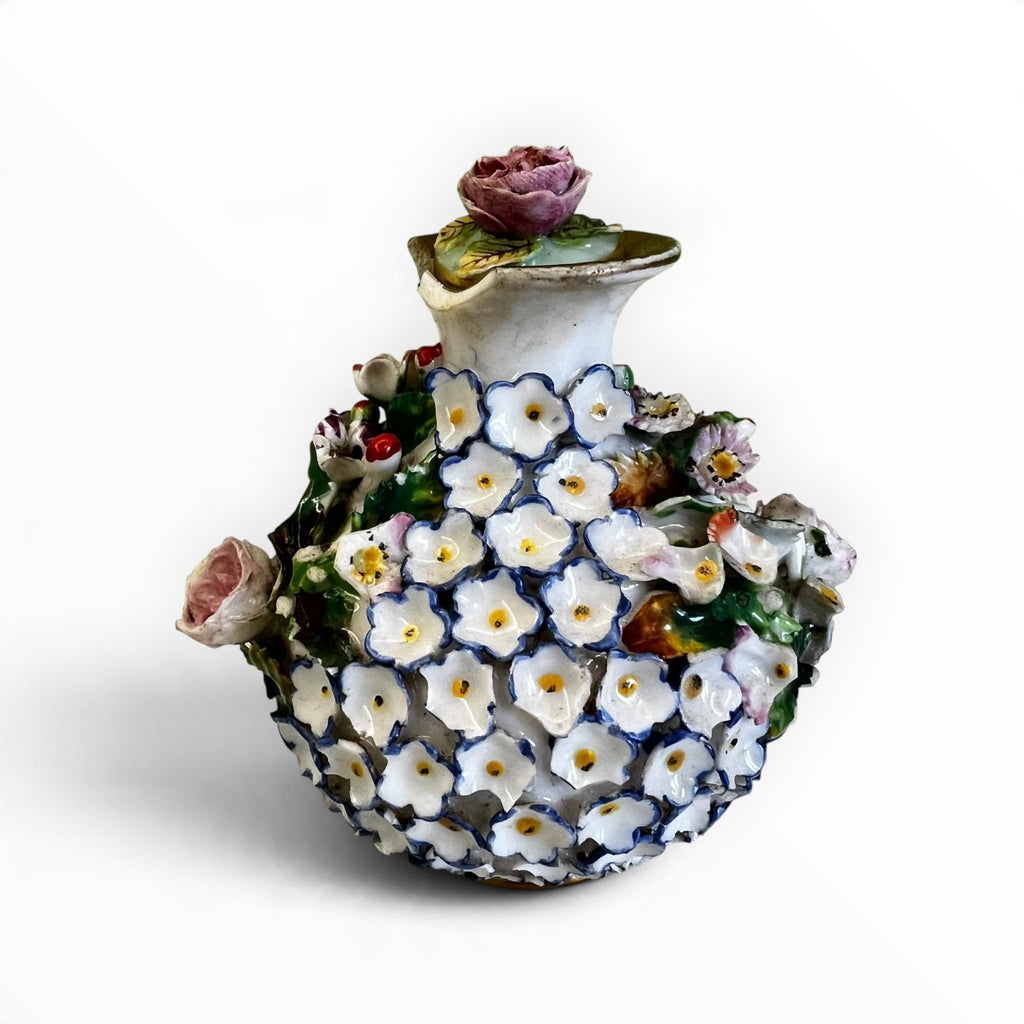 Détail du décor floral sculpté avec manques sur flacon de toilette Jacob Petit