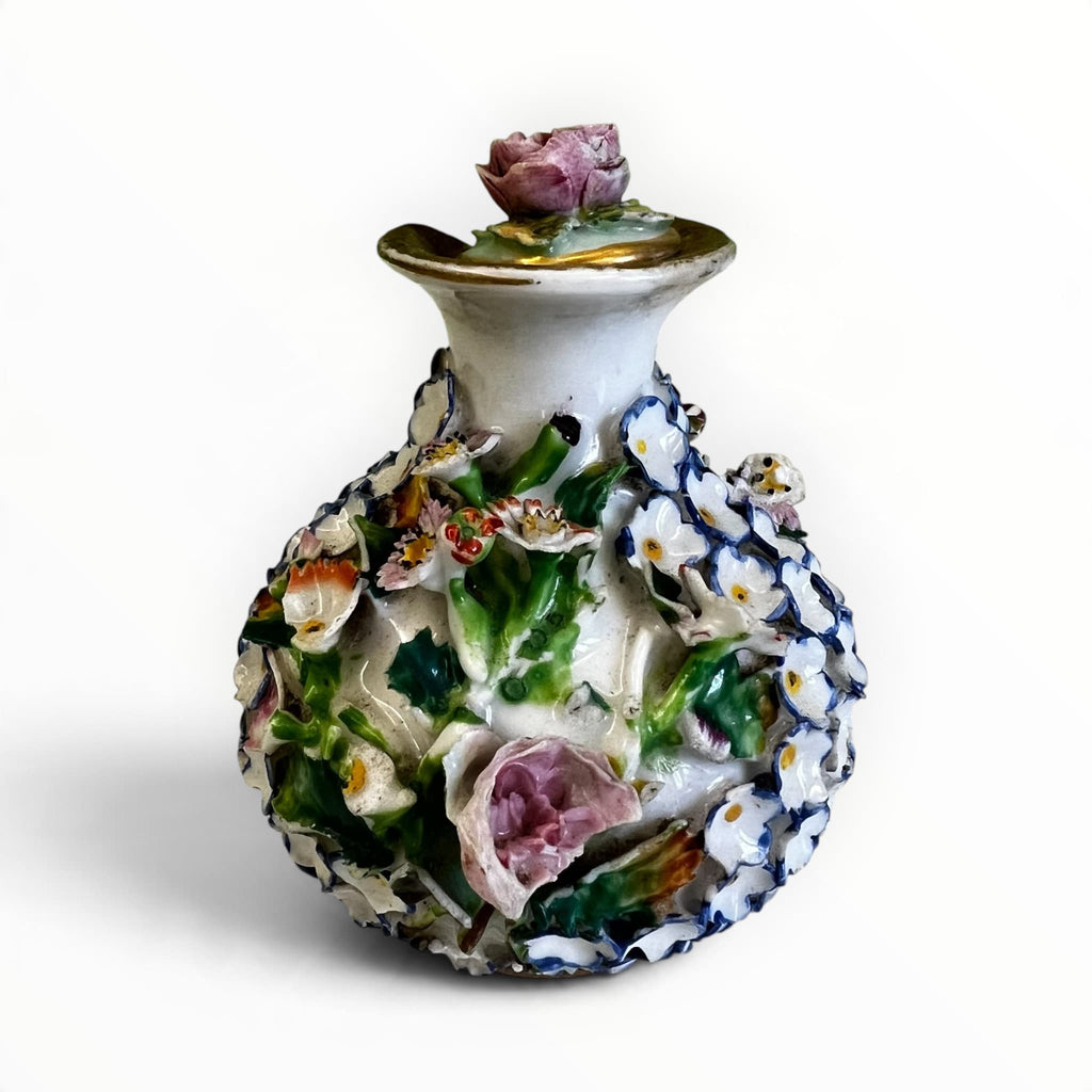 Détail du décor floral sculpté avec manques sur flacon de toilette Jacob Petit