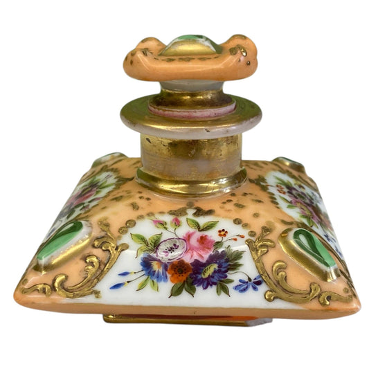 Flacon de parfum ancien en porcelaine polychrome et dorée à décor de fleurs.