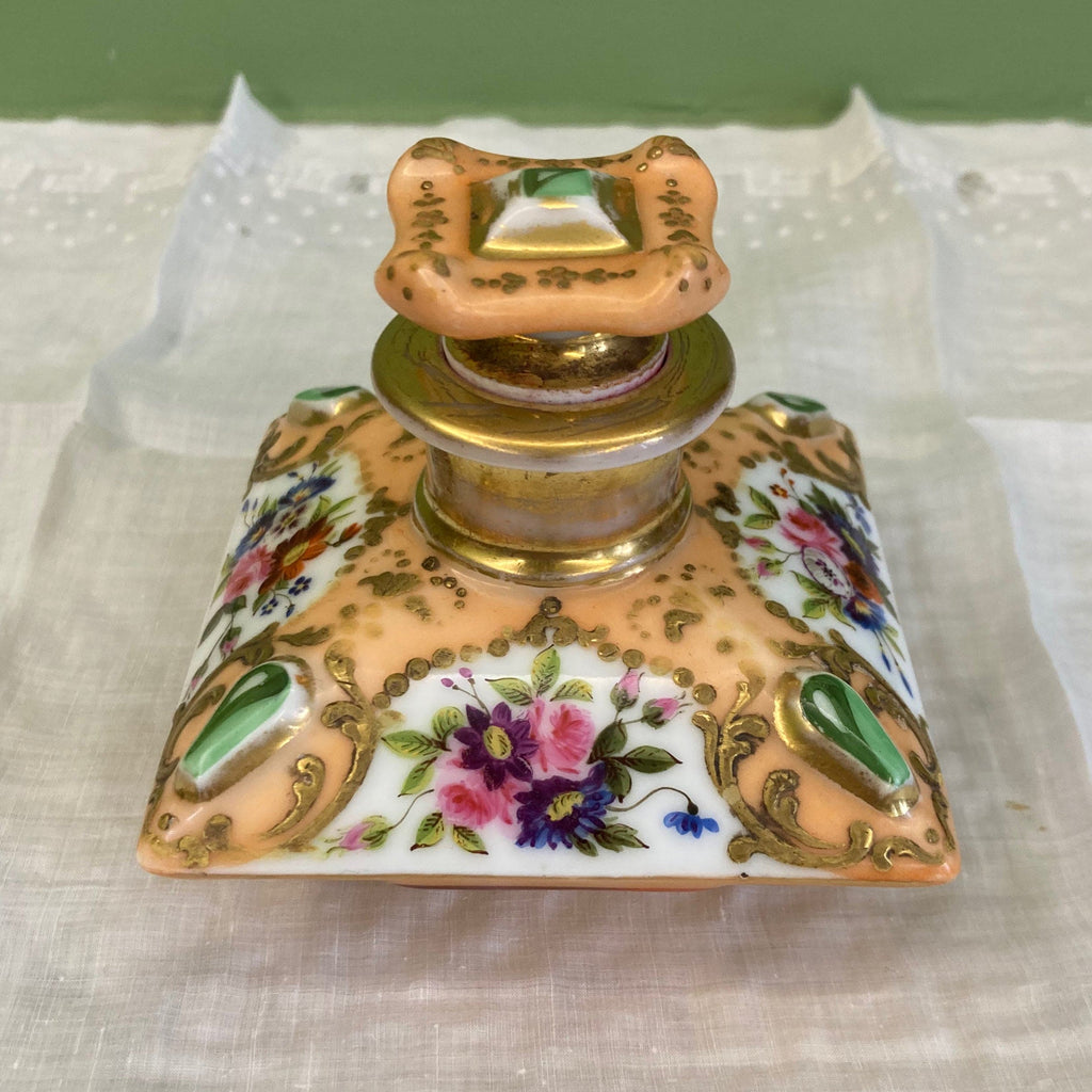 Flacon de parfum ancien en porcelaine polychrome et dorée à décor de fleurs.