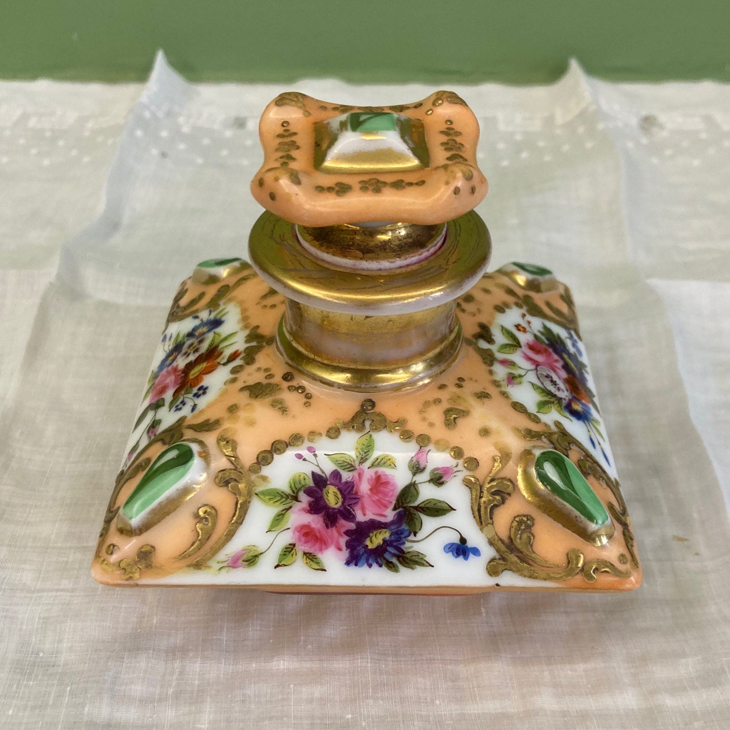 Flacon de parfum ancien en porcelaine polychrome et dorée à décor de fleurs.