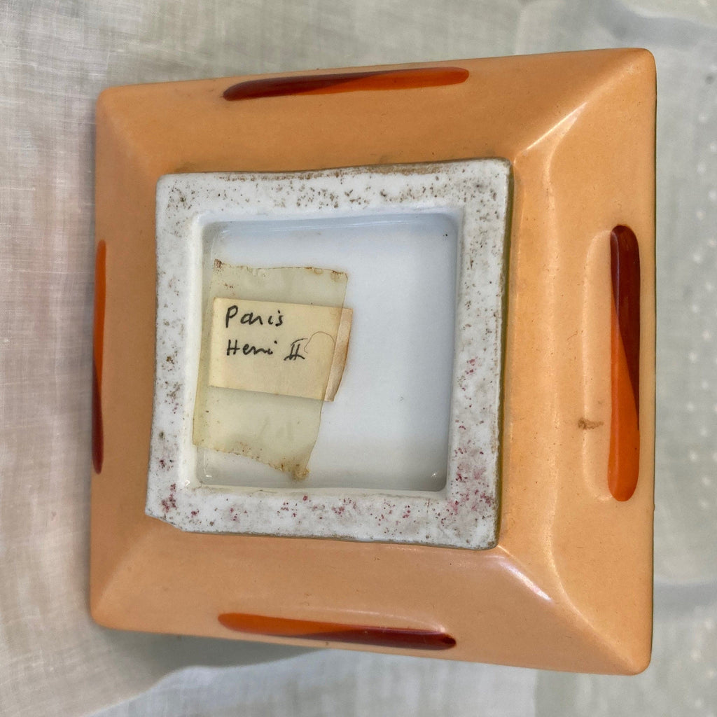 Flacon de parfum ancien en porcelaine polychrome et dorée à décor de fleurs.