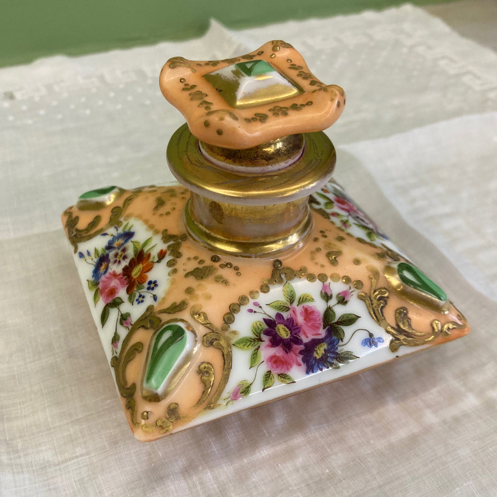 Flacon de parfum ancien en porcelaine polychrome et dorée à décor de fleurs.