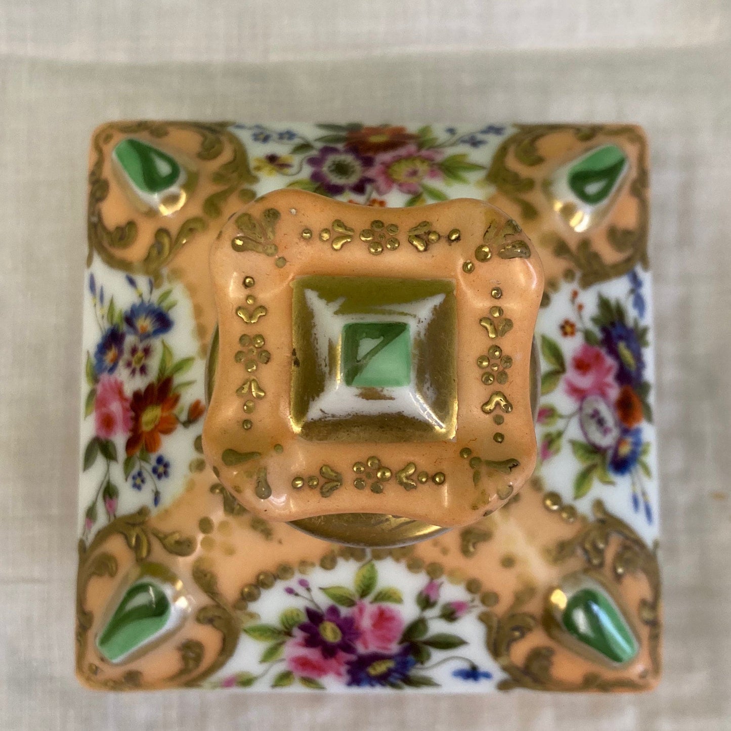 Flacon de parfum ancien en porcelaine polychrome et dorée à décor de fleurs.