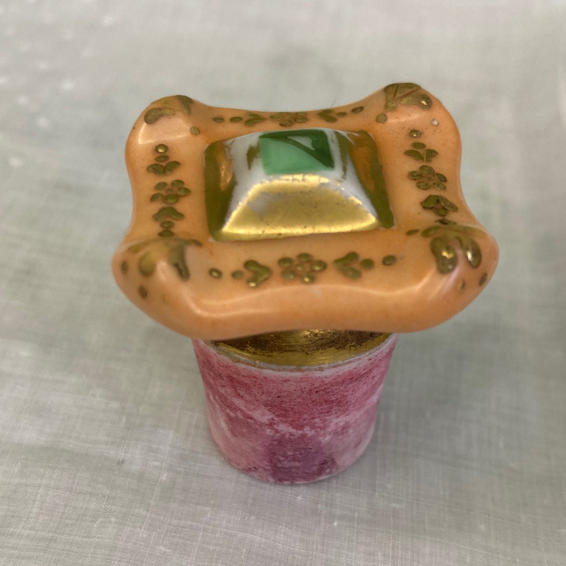 Flacon de parfum ancien en porcelaine polychrome et dorée à décor de fleurs.