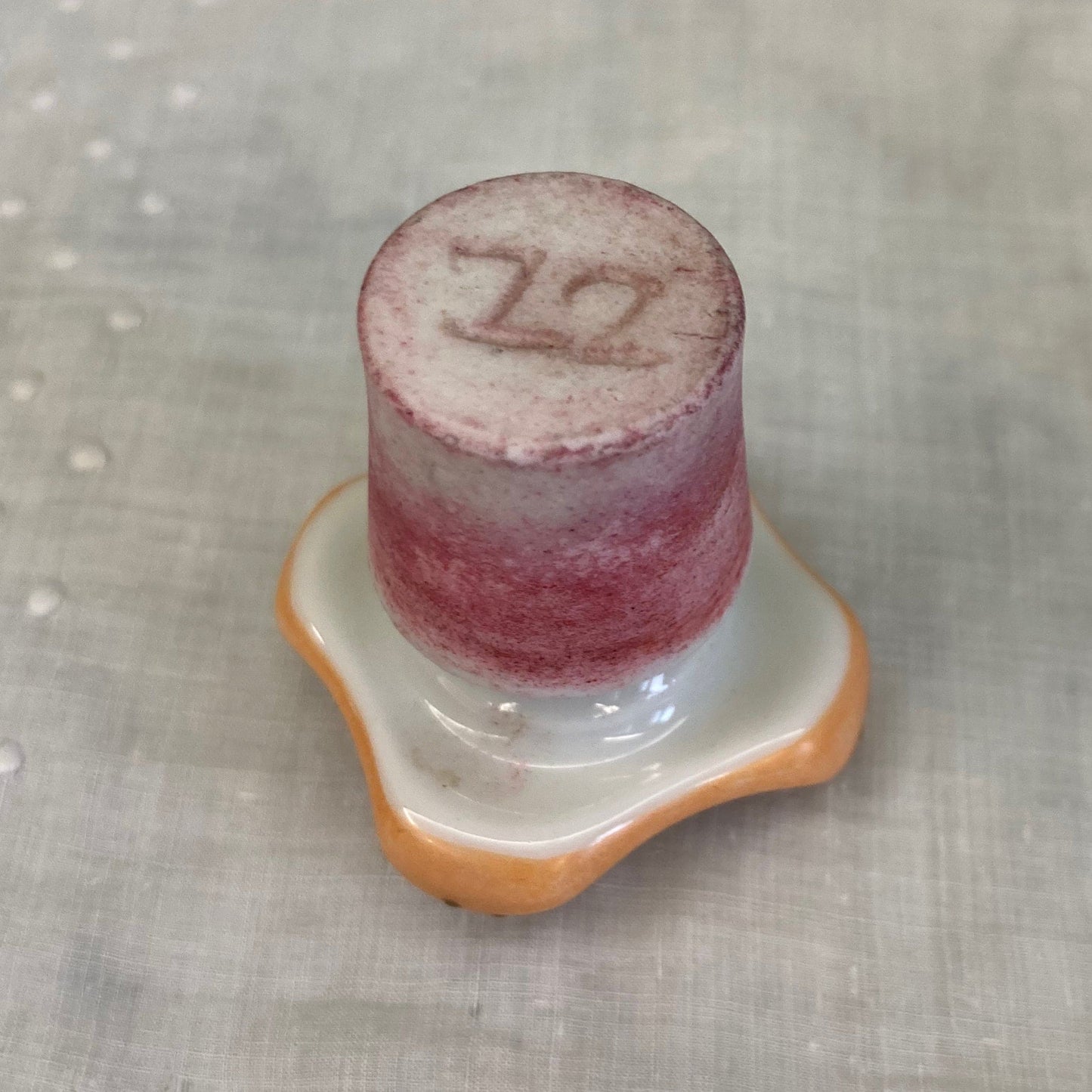 Flacon de parfum ancien en porcelaine polychrome et dorée à décor de fleurs.