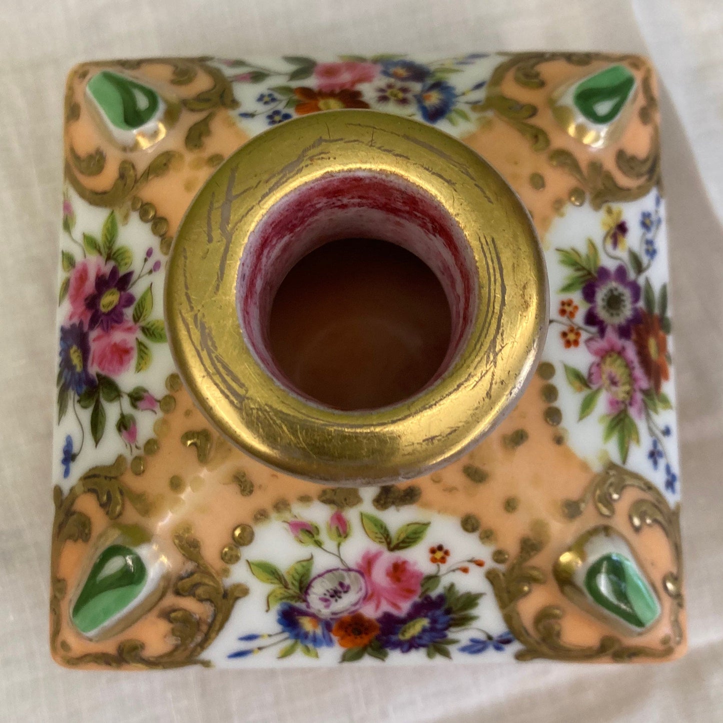 Flacon de parfum ancien en porcelaine polychrome et dorée à décor de fleurs.