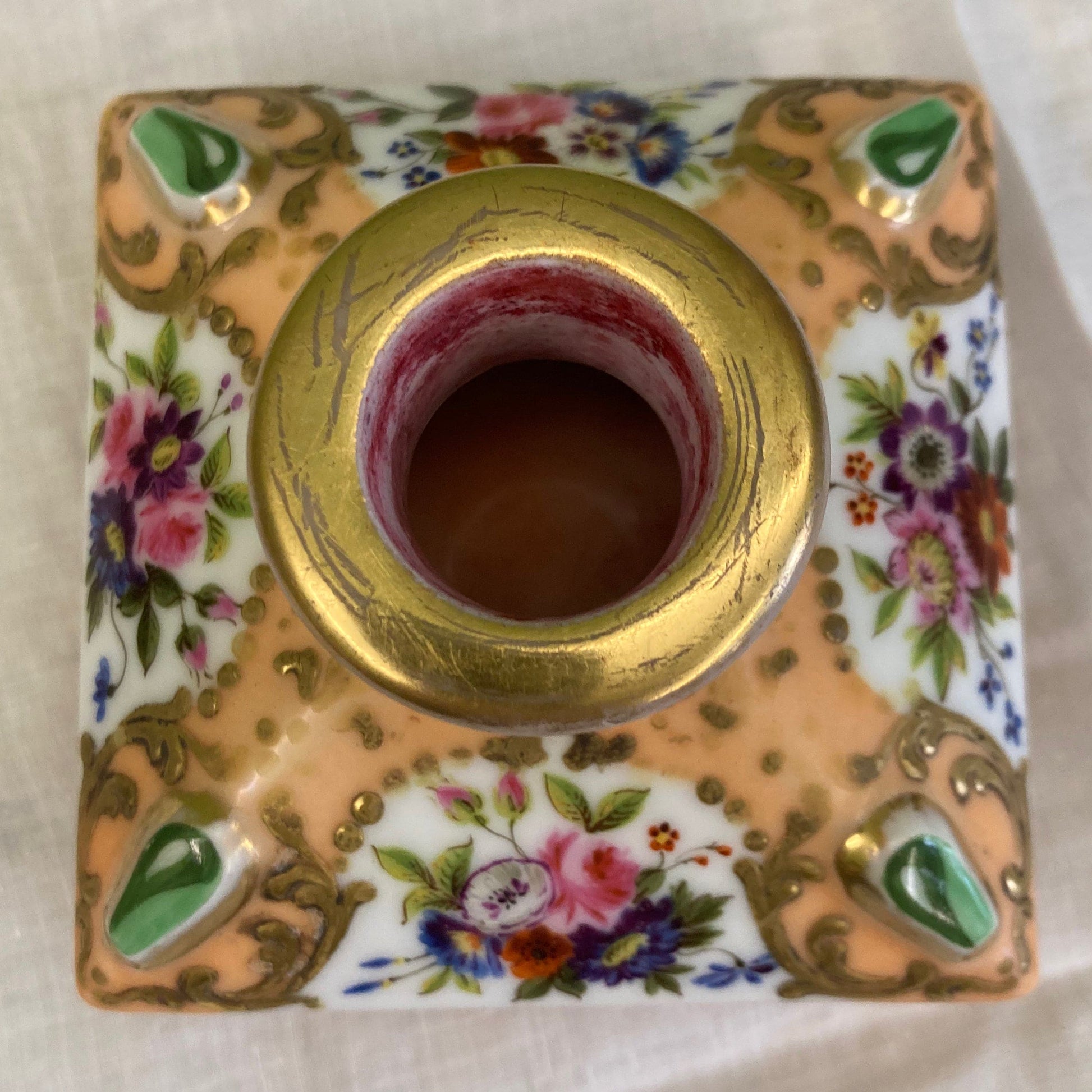 Flacon de parfum ancien en porcelaine polychrome et dorée à décor de fleurs.