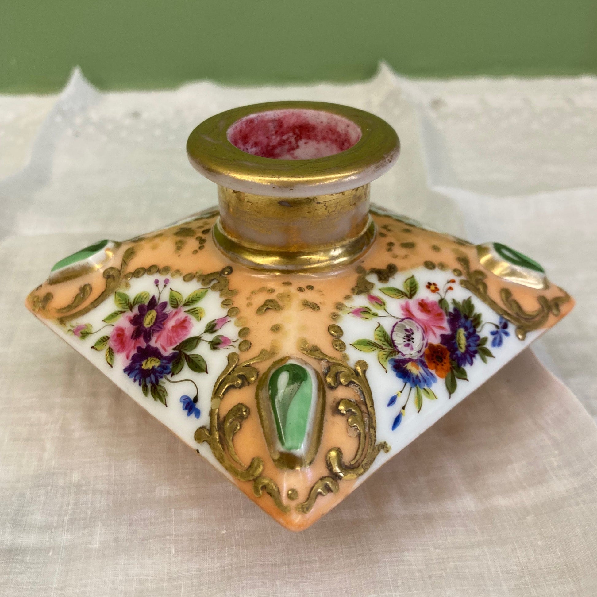 Flacon de parfum ancien en porcelaine polychrome et dorée à décor de fleurs.