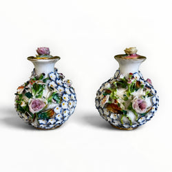 Paire de flacons à parfum anciens en porcelaine signée Jacob Petit à décor floral