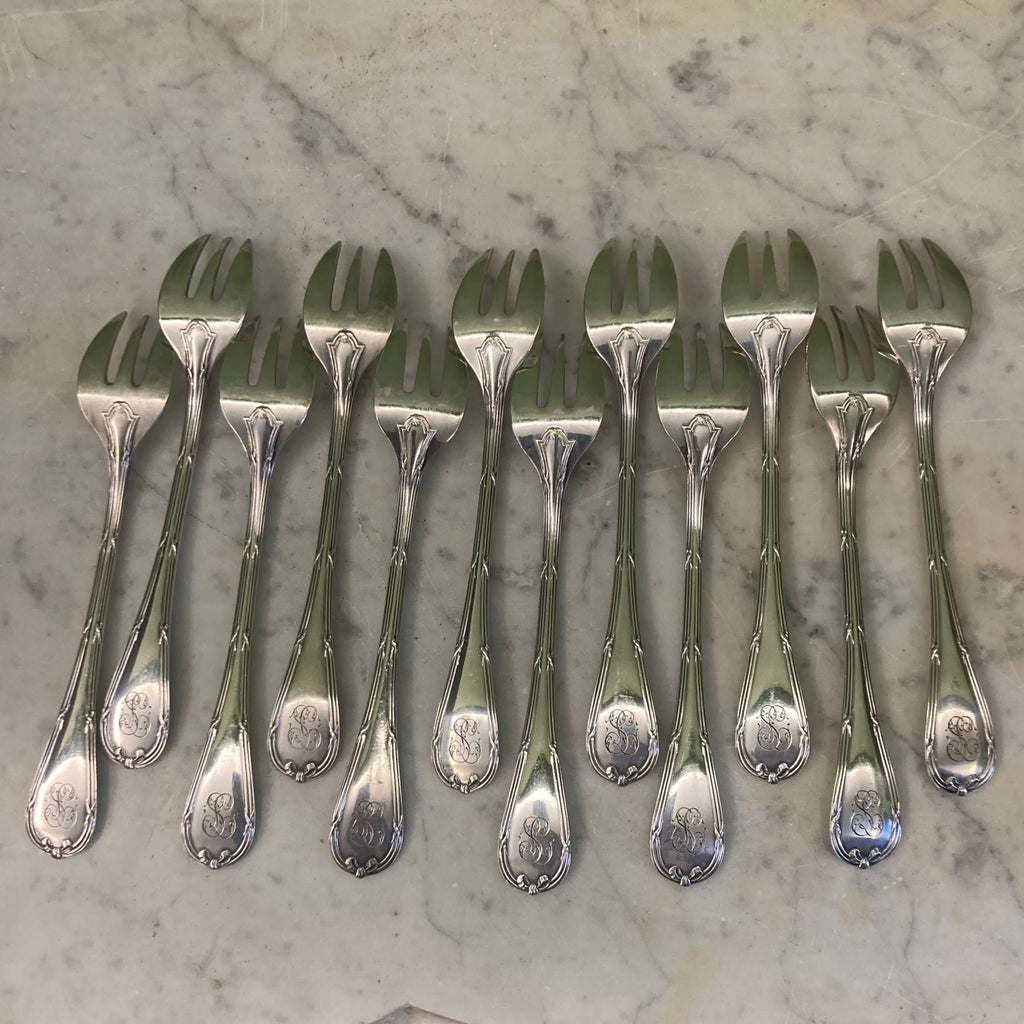 12 fourchettes à huitres de chez Christofle en métal argenté modèle rubans croisés.
