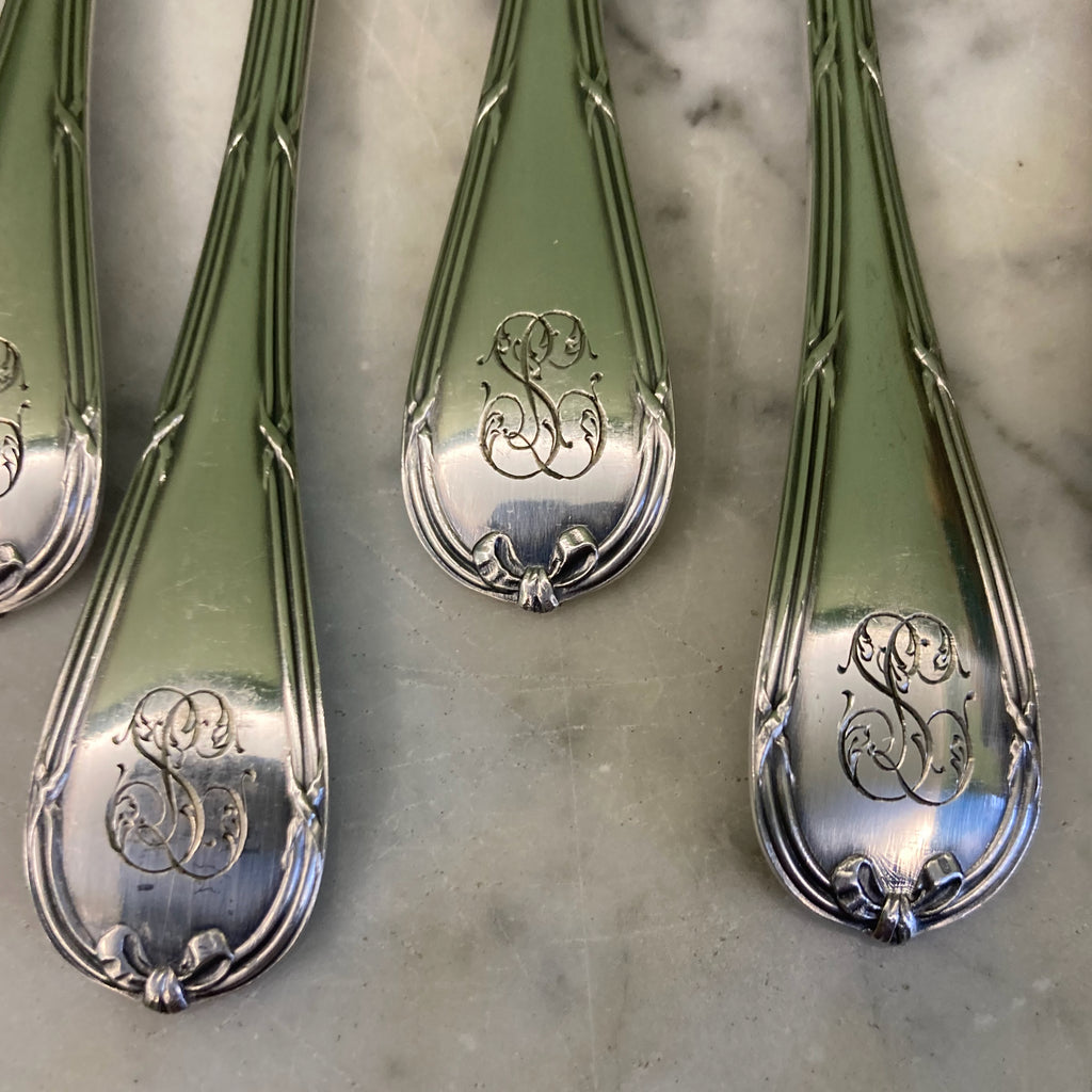 12 fourchettes à huitres de chez Christofle en métal argenté modèle rubans croisés.