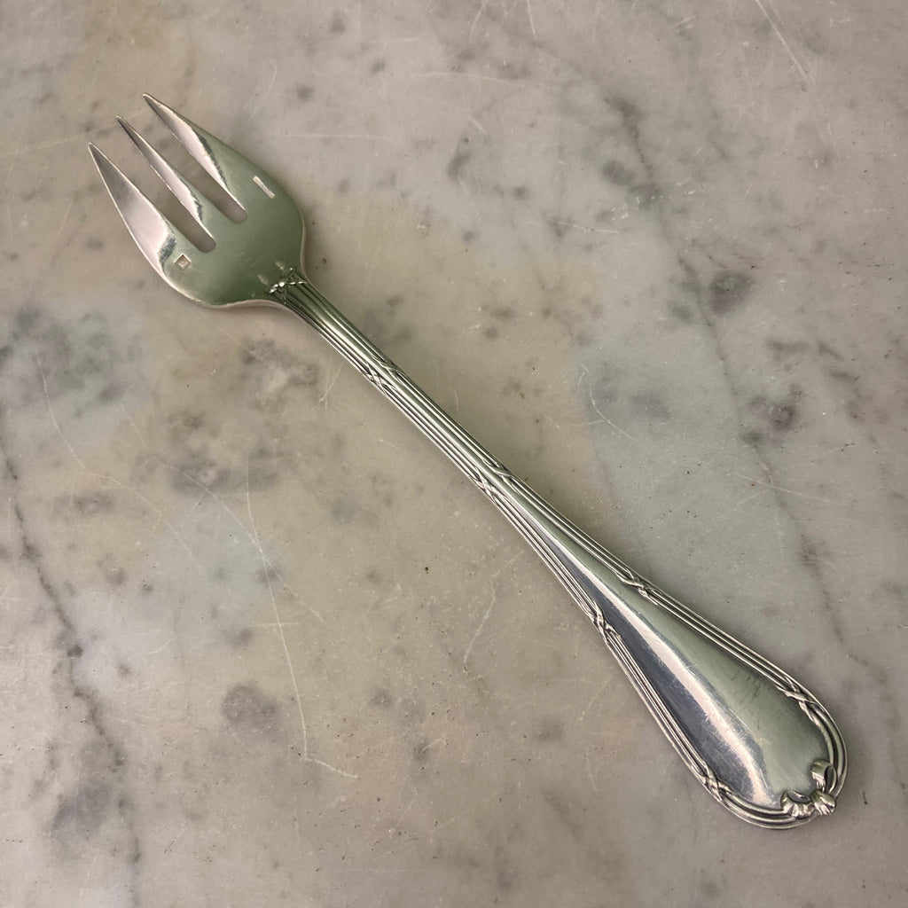 12 fourchettes à huitres de chez Christofle en métal argenté modèle rubans croisés.