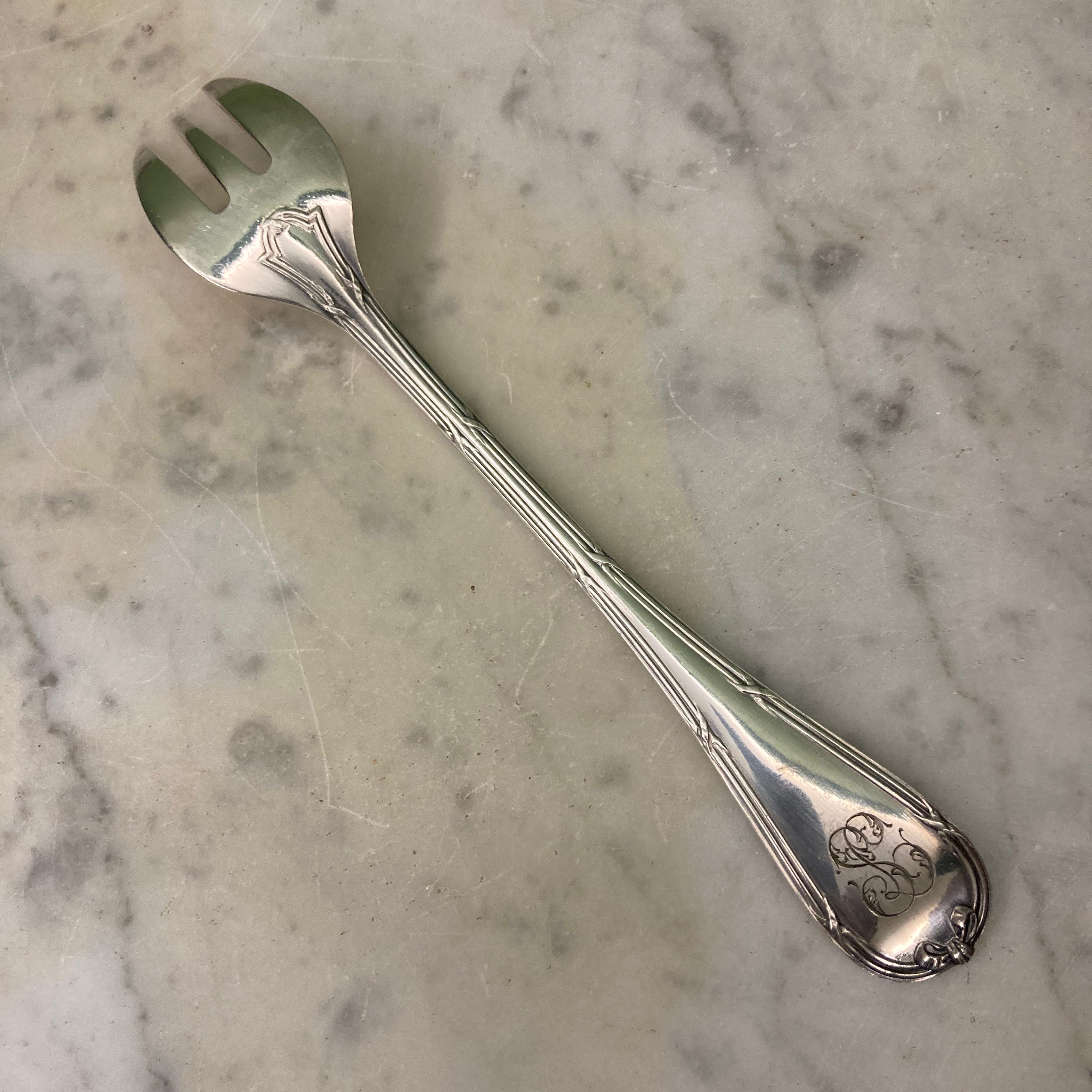 12 fourchettes à huitres de chez Christofle en métal argenté modèle rubans croisés.