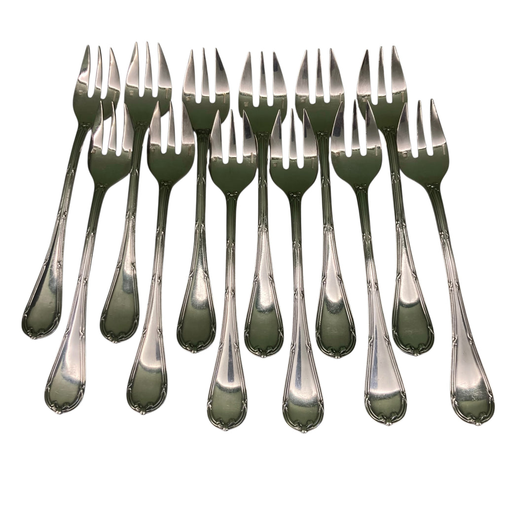 12 fourchettes à huitres de chez Christofle en métal argenté modèle rubans croisés.