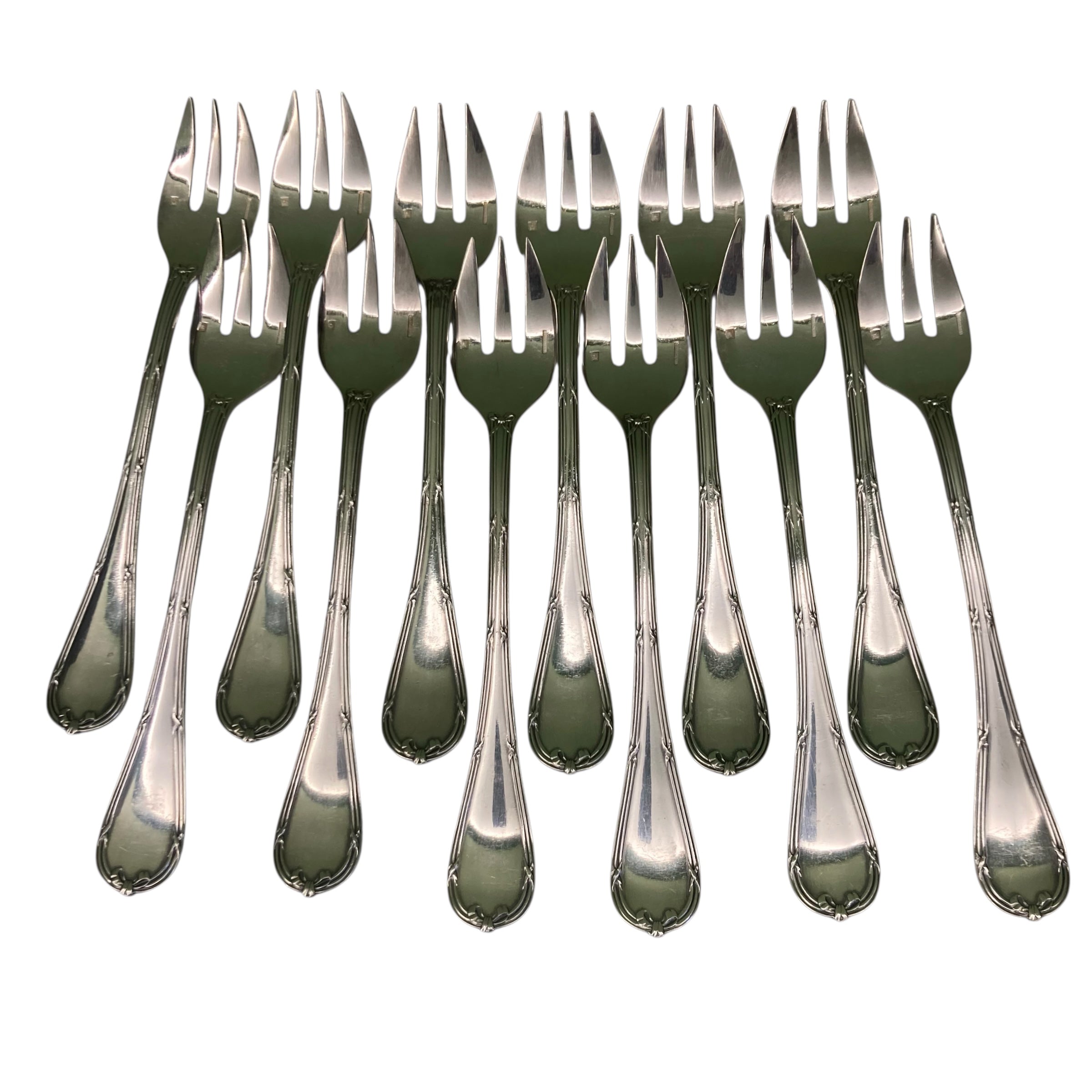 12 fourchettes à huitres de chez Christofle en métal argenté modèle rubans croisés.