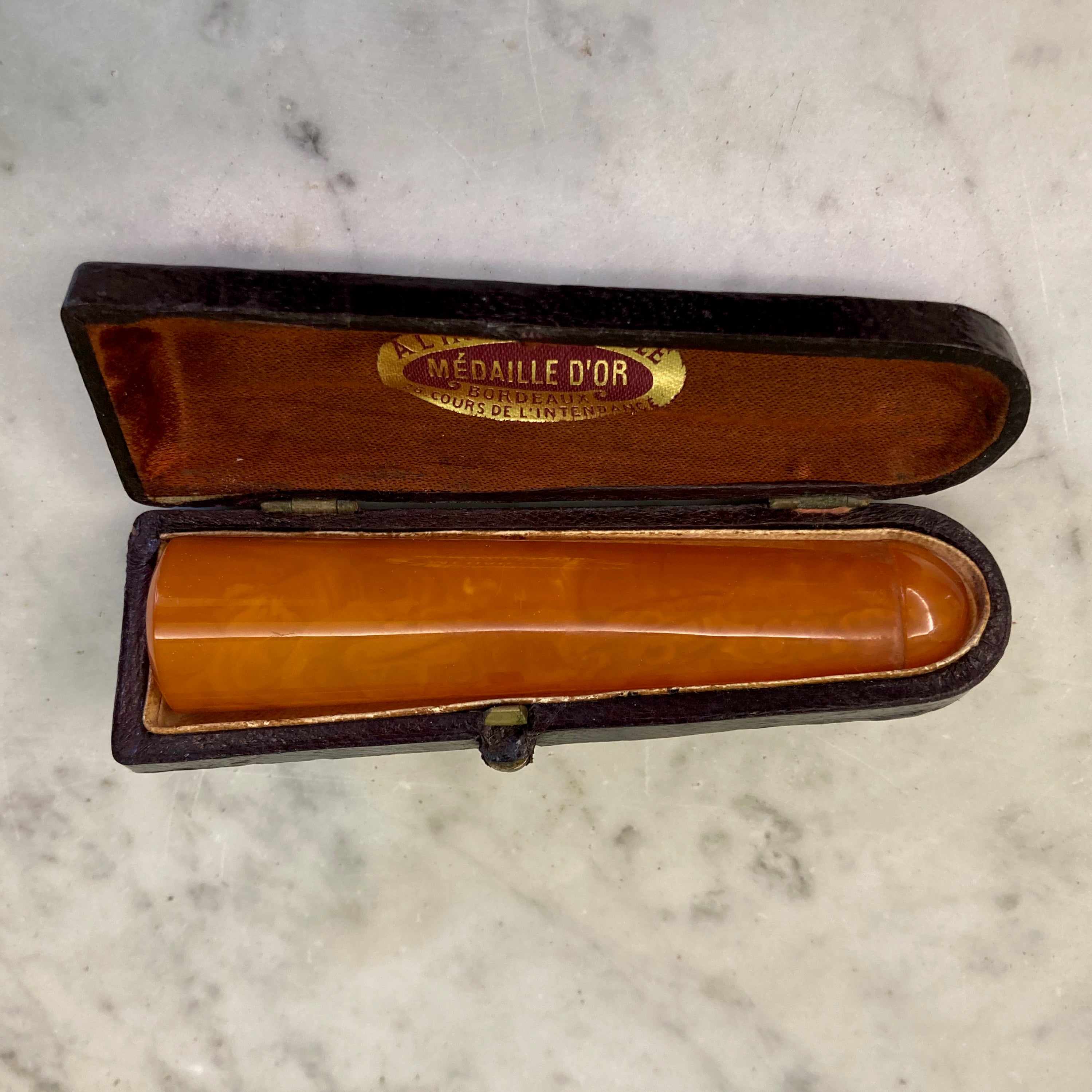 Fume cigare en ambre dans son écrin vers 1900