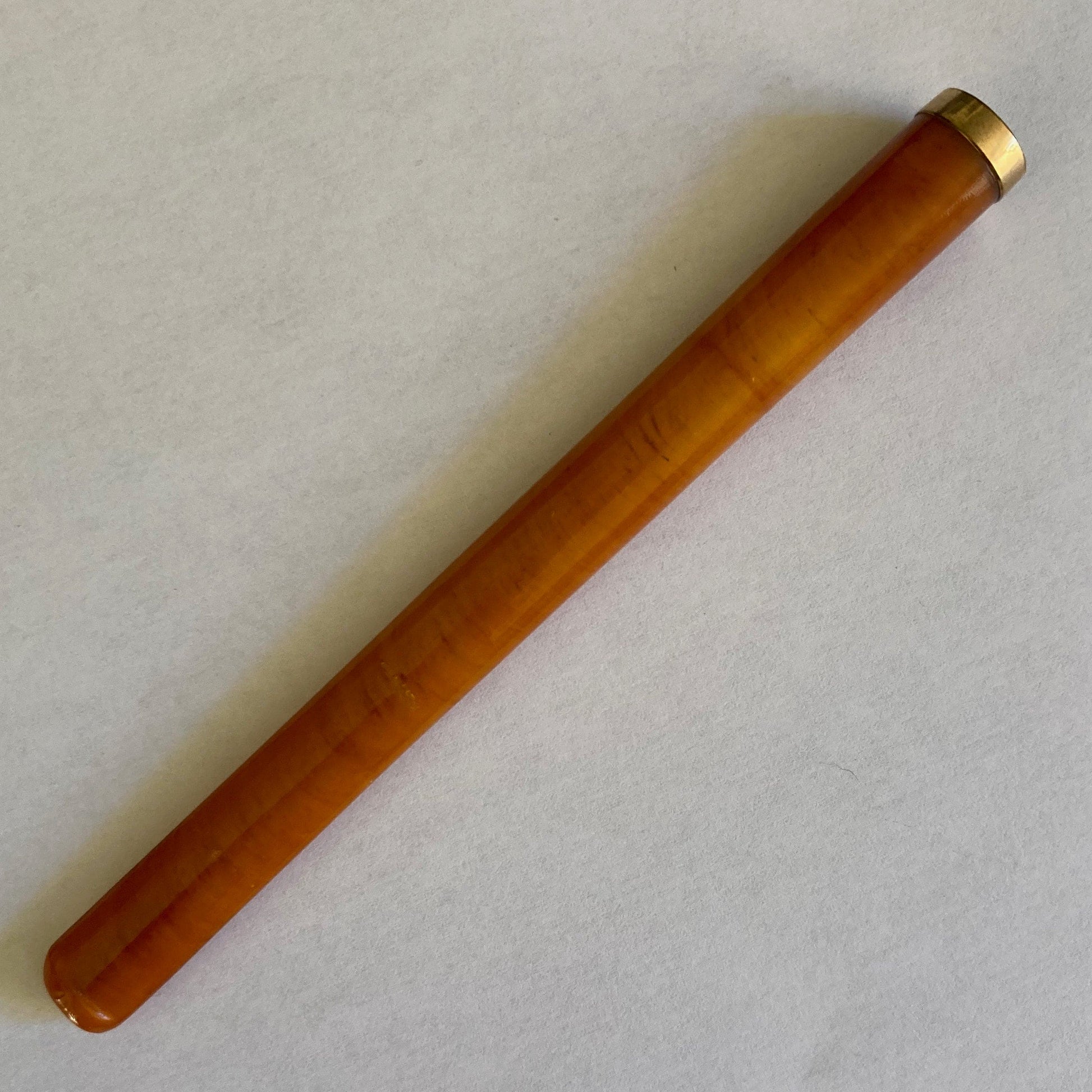 Ancien fume cigarette en bakelite ambrée et vermeil