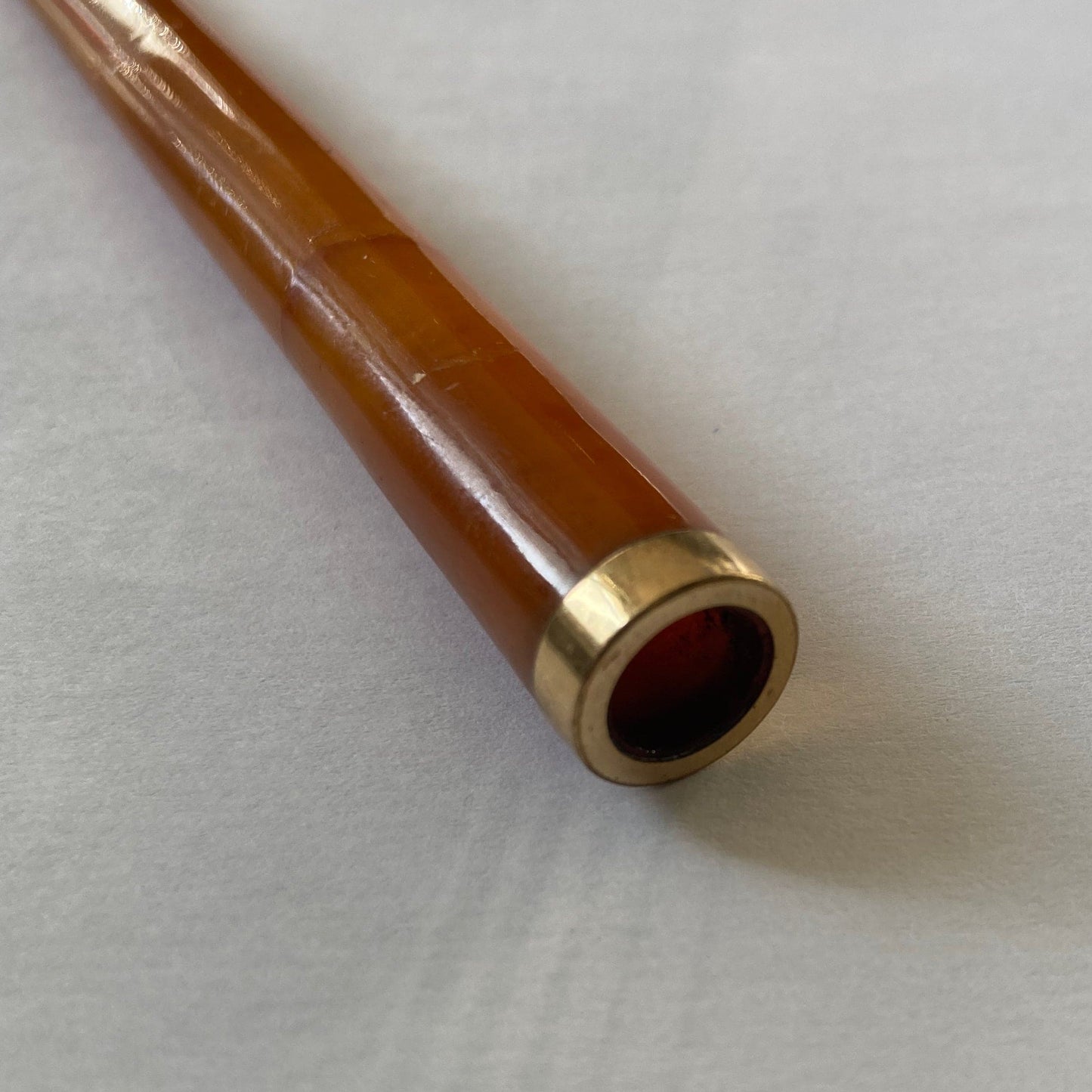 Ancien fume cigarette en bakelite ambrée et vermeil