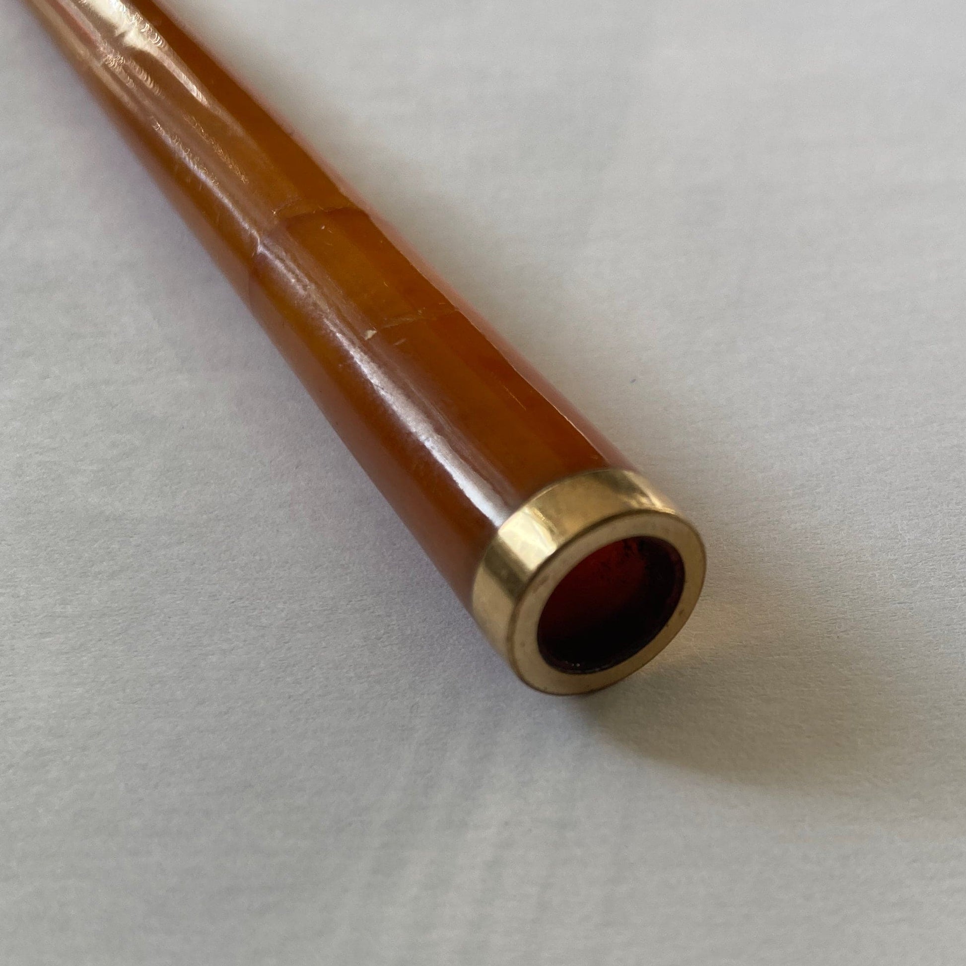Ancien fume cigarette en bakelite ambrée et vermeil