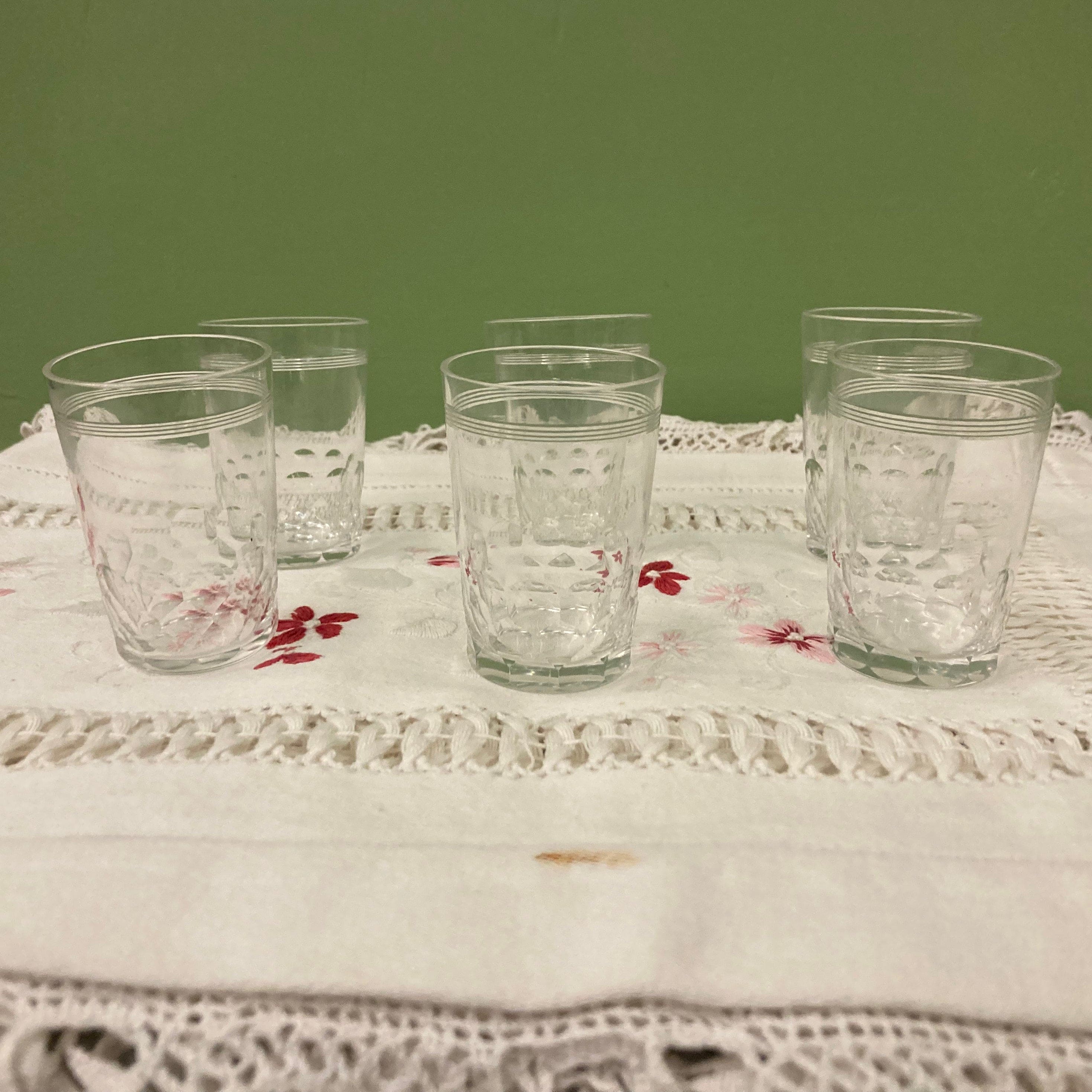 6 gobelets à shot en cristal taillé de Baccarat, modèle écaille.
