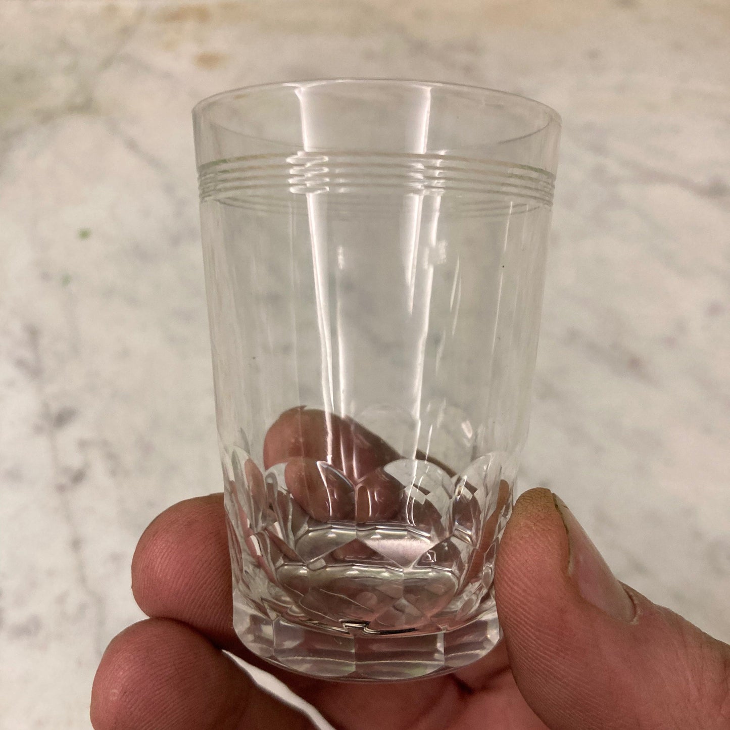 6 gobelets à shot en cristal taillé de Baccarat, modèle écaille.