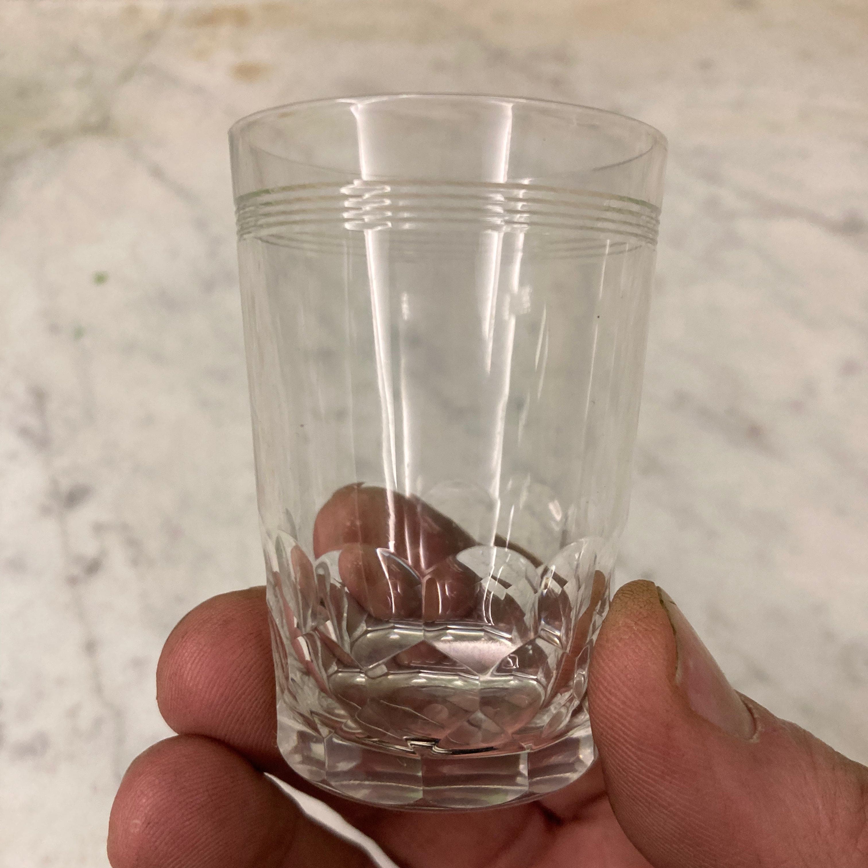 6 gobelets à shot en cristal taillé de Baccarat, modèle écaille.