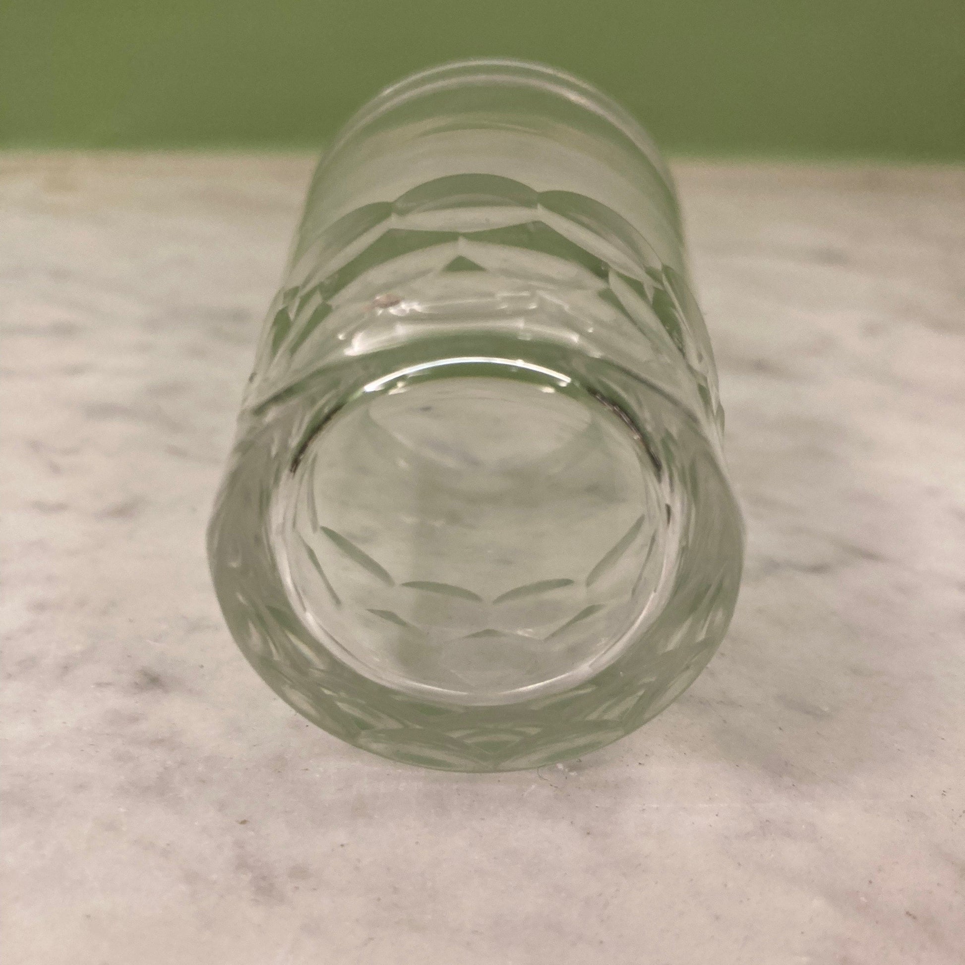 6 gobelets à shot en cristal taillé de Baccarat, modèle écaille.