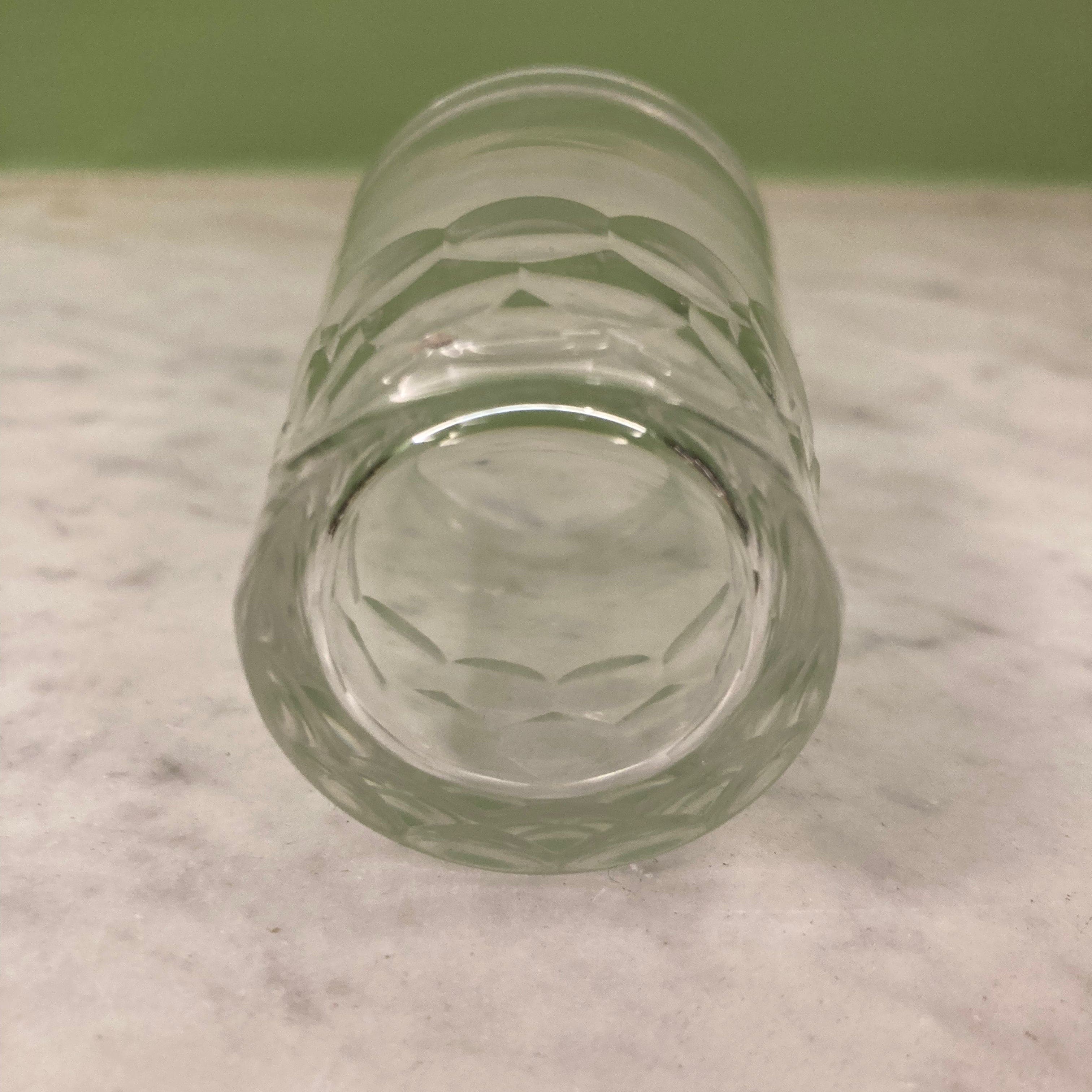 6 gobelets à shot en cristal taillé de Baccarat, modèle écaille.