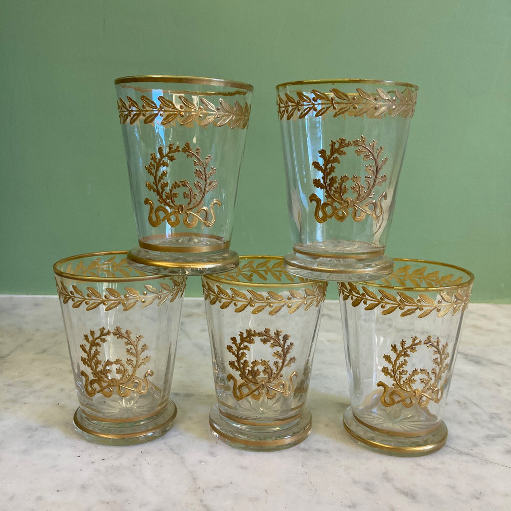 5 gobelets en cristal doré décor frise de laurier et couronne de chêne.