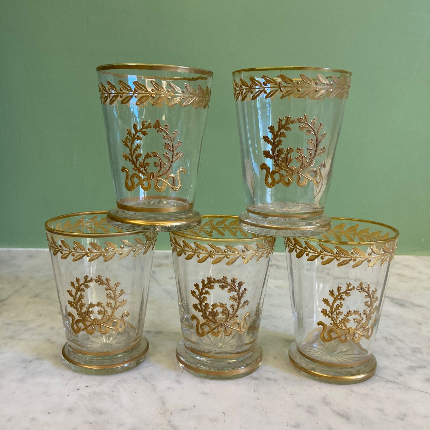 5 gobelets en cristal doré décor frise de laurier et couronne de chêne.
